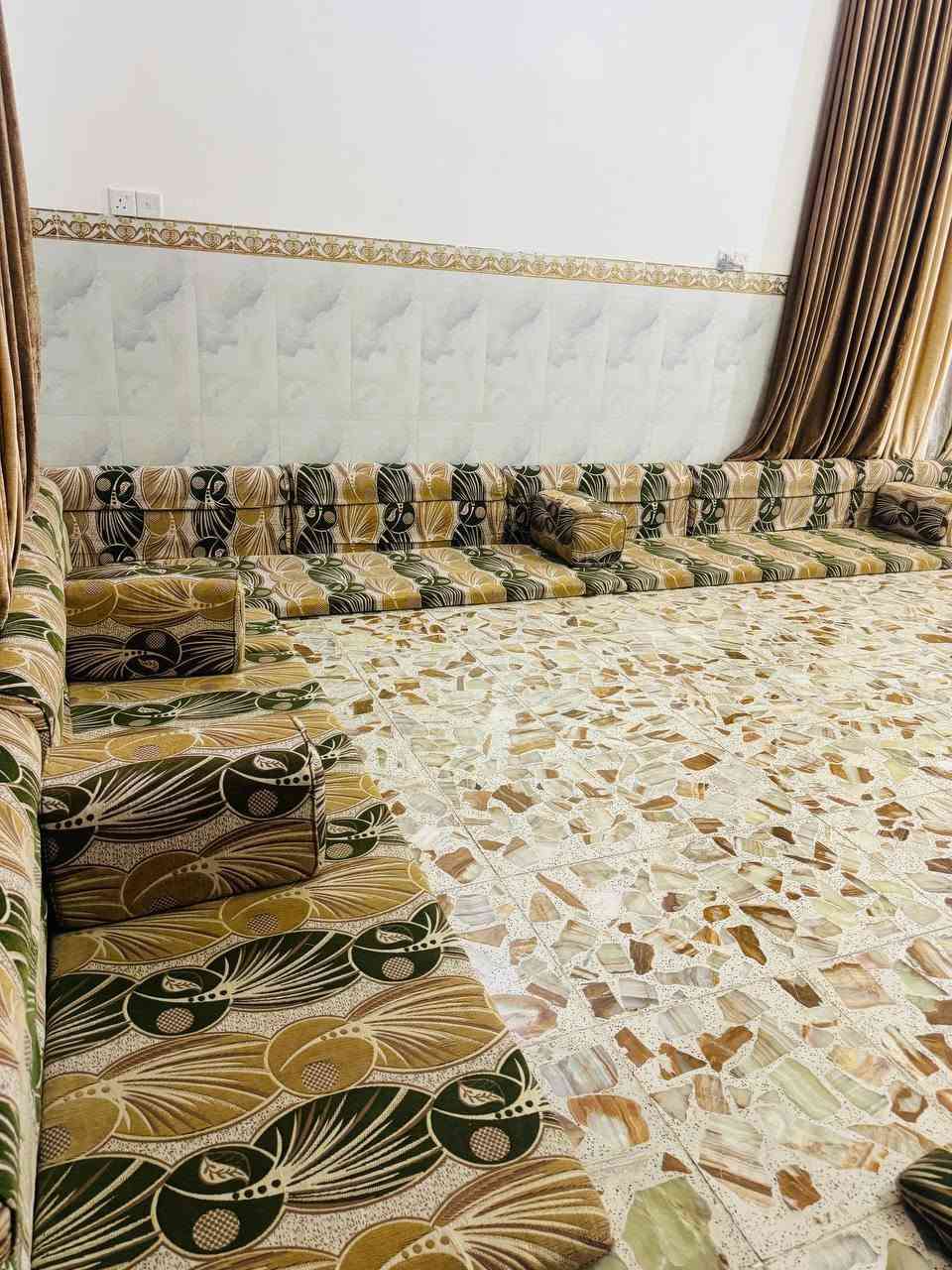سلام عليكم عندي ديوان مستعمل 7×4 سعره 200 تواصل على الرقم ***********
