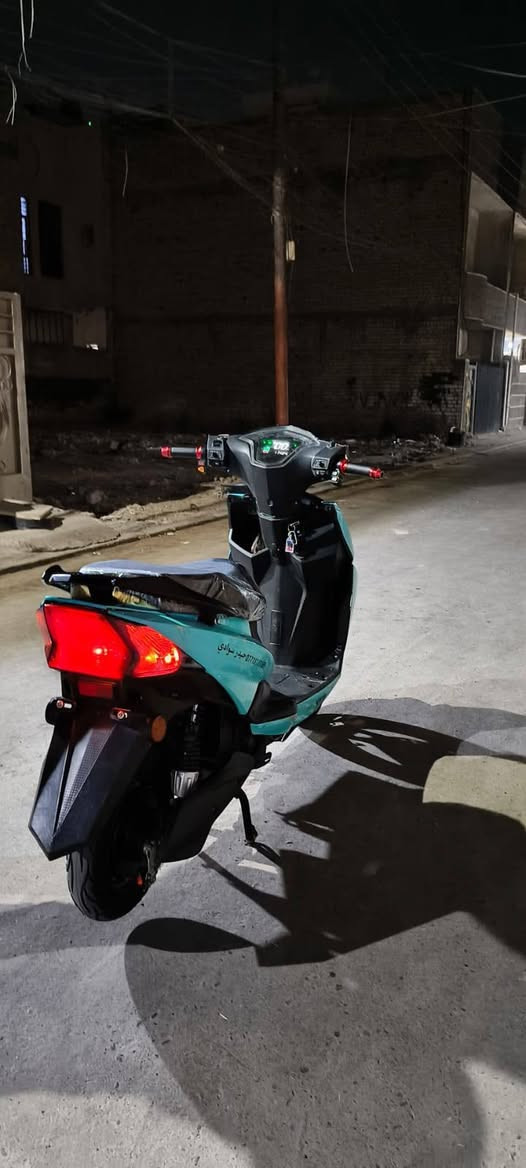 السلام عليكم 
دراجه شحن نوع سكنس 
شلعه ومعدل مزوده
الدراجه اضافه ٩٠٪
سته باتري 72V  32A جدد 
الدراجه خير من الله الدراجه كما موضح بل صوره 
السعر 525 وبيهه مجال  المكان بغداد الشعب لتواصل ***********
