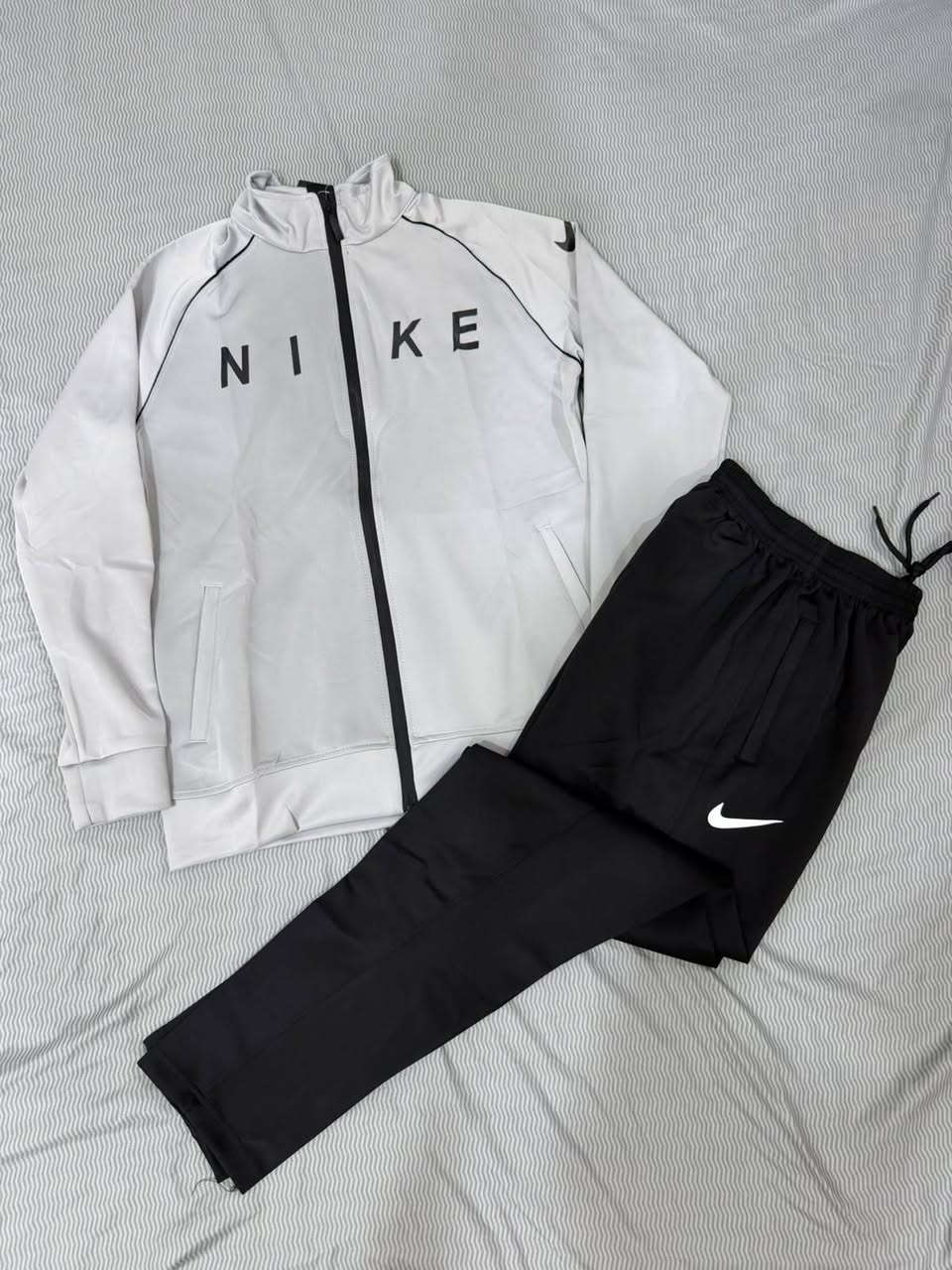 🔥وصل تراك شتوي خامة فول الفول ع الفحص 
🔥القياسات L,XL,XXL,XXXL
🔥سعر المفرد 30 الف والجملة 23 الف 
🔥عروض ما قبل الموسم 
🔥للحجز واتس *********** او خاص 
🔥يوجد توصيل لكل العراق ب5
