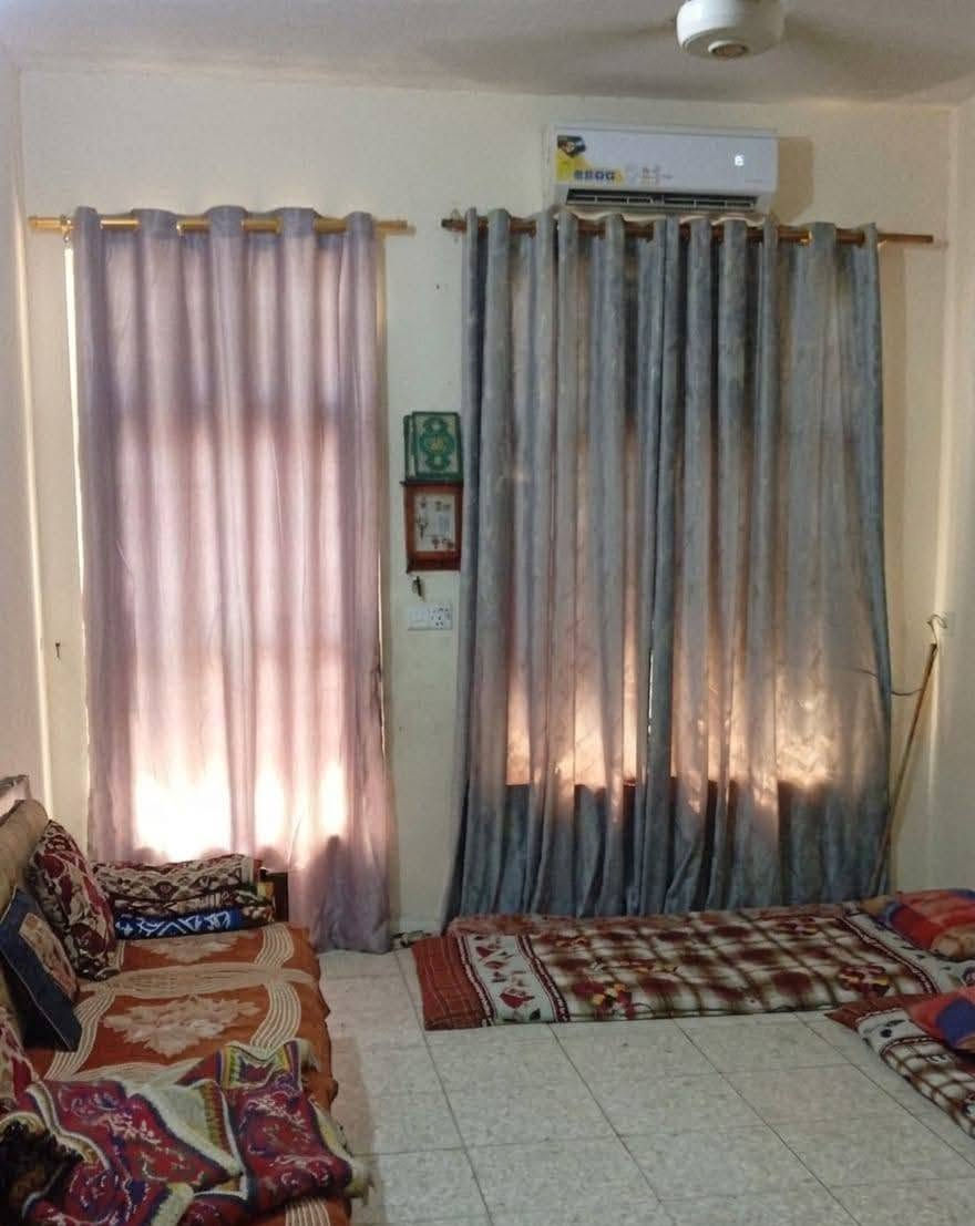 سلام عليكم بيت للبيع ٧٥
طابق ونص المربع الثالث شارع الكابينه الطابق الاول طرمه واستقبال ومطبخ وصحيات وممر وترك وغرفه 
الطابق الثاني سطح شتايكر وغرفه نص ستاره سندويج تركي فقط سندويج والارض شتايكر وبلكونه صغيره وبيتونه  سعر البيت ٧٥

نص مكتوب في الصور:
- ٢٠٢٦/٠٣/١٣ ٢:٣٢:٥٣ م
- الحَمامة
- بغداد محافظة