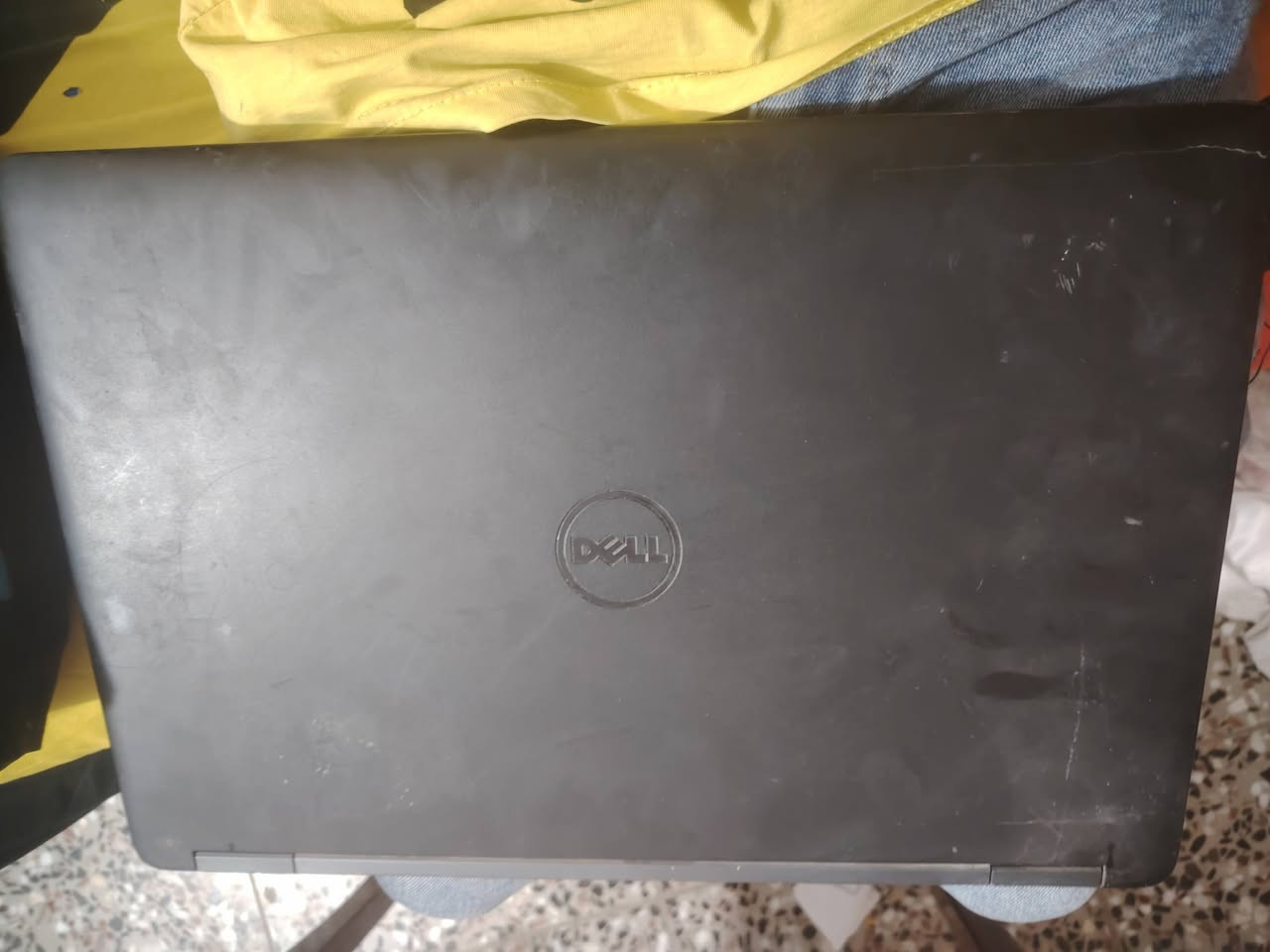 اللابتوب (Dell Latitudeنوع المعالج (Core i5 أو Core i7) والجيل (غالباً الجيل الرابع)، وحجم الذاكرة (RAM)، ونوع الهارد (SSD أم HDD).  سعره 100الف بغداد الزعفرانيه
