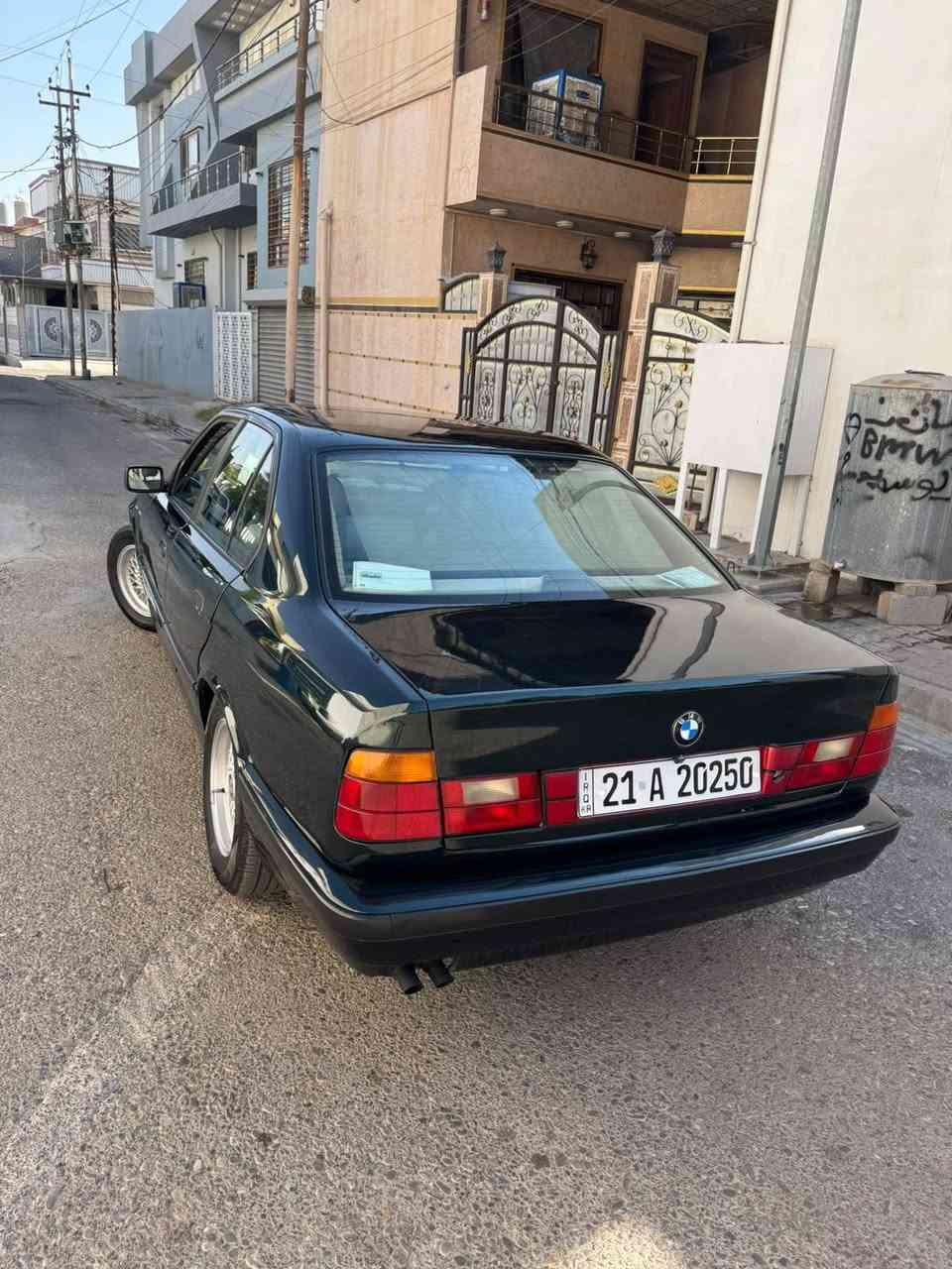 سلام عليكم للبيع BMW موديل ١٩٩٢
مكينه بلاد ٥٢٥ بلادي اوتوماتيك
رقم سليمانيه سنويه جديد دفتر بانزين بيها
صبغ عام جماليه بدون ظربه لون زيتوني 
بدون نقص سياره جديد
مكان كركوك بدون مراوسه فقط بيع 
***********
سعر ٧٥ بيها مجال بسيط
