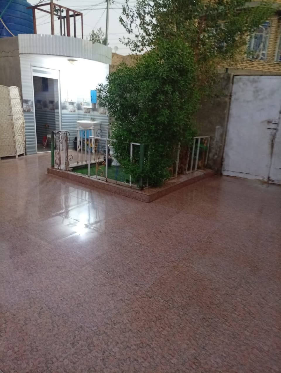السلام عليكم 

بيت للبيع _  حي الحوراء 

مساحه البيت _ 200 متر 

البناء حديث _ غرفتين +صاله +مطبخ +استقبال 

الطابق الثاني _غرفه +صاله 

للاستفسار الاتصال على الرقم ***********

تابع الصفحة لتصلك جميع العروض

مستعدون لعرض وتسويق عقاراتكم ماعليكم سوئ أرسال التفاصيل علئ الخاص
