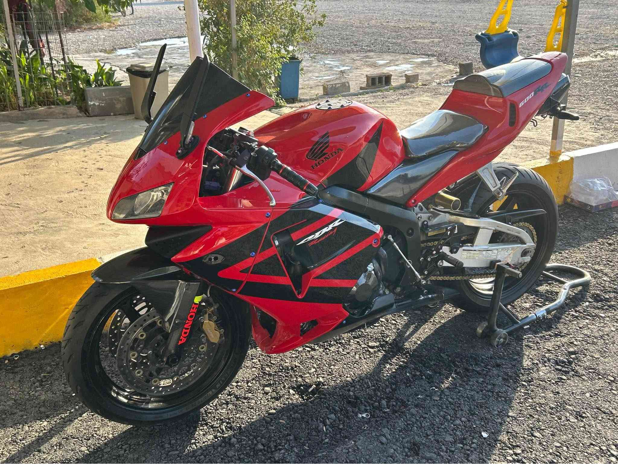 سلام عليكم 🫡 
Honda 600RR
مةكينه- كةپس يةك برخوي دةسكاري نةكراوه
رؤنوفلتةري بيلادي لةسةرةو نوئيه 
ماتؤرةكة ٩٠٪؜ پاكةو مةسروفي ٢٥٠ تيا نيه 
كارابايو هةموو كياني بة شةرته 
وةسفي ناوئت مالي پاك دياره
27 قفل - بةس مشتةري تيل بكات تكايه كؤمئندو مةسج مةكةن . رئزم بؤ مالي هةموو لايك .
كةلار
*********** كالار, السليمانية
