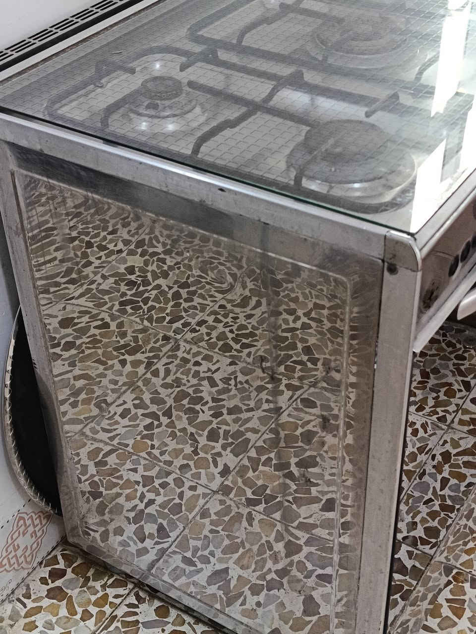 طباخ ٥ عين • بحاجة صيانة • للبيع