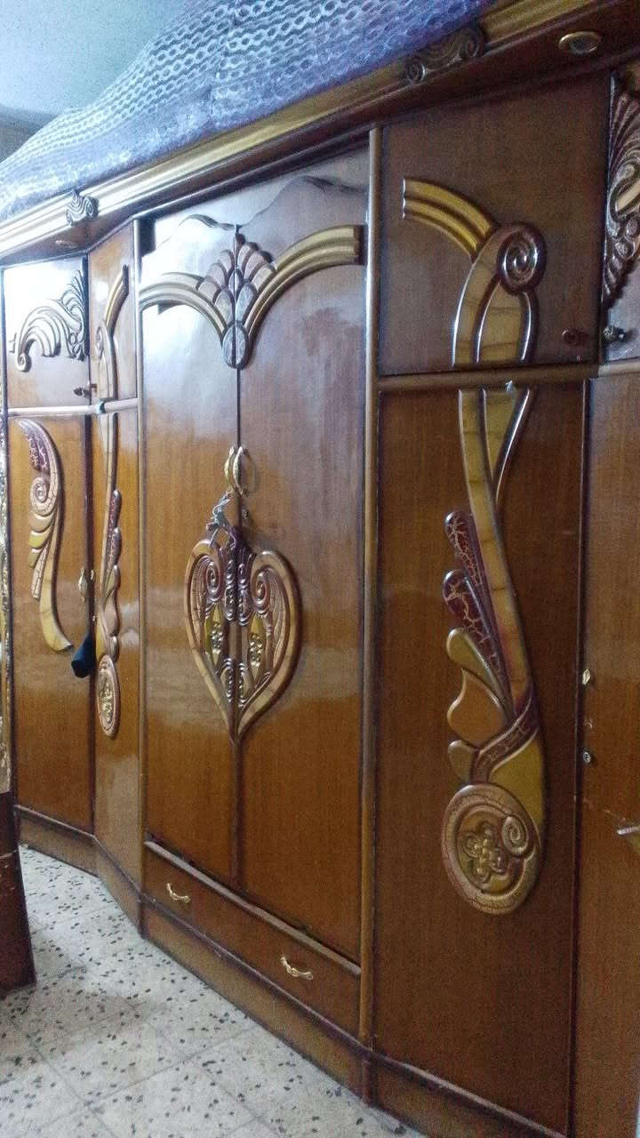 السلام عليكم عندي غرفة اخشاب للبيع بسعر مناسب سوكيه ثقيل درجه اولى ٦ بيبان طابقين وبسعر ٤٠٠ وبيه مجال للاستفسار ***********
