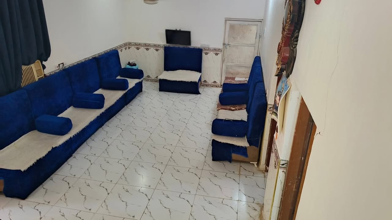 بيت قرية الثلاثه على الشارع العام 300م بناء حديث طابوق للبيع خدمات كاملة ماء كهرباء مولد تبليط باب البيت. شراي يتصل على الرقم ***********
