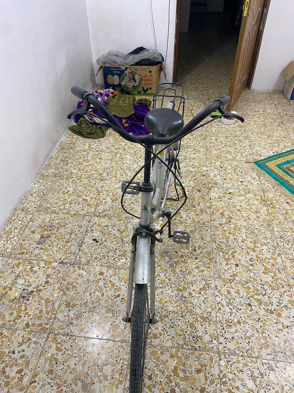 🚲 دراجة هوائية للبيع
دراجة هوائية  بحالة جيدة، مناسبة للاستخدام اليومي والتوصيل.
✅ سلة خلفية قوية
✅ رفارف أمامية وخلفية
✅ ستاند خلفي
✅ كرسي مريح
✅ الفرامل موجودة
✅ الإطارات بحالة جيدة
💰 السعر: 80ألف   
📍 الموقع: بغداد – الحرية