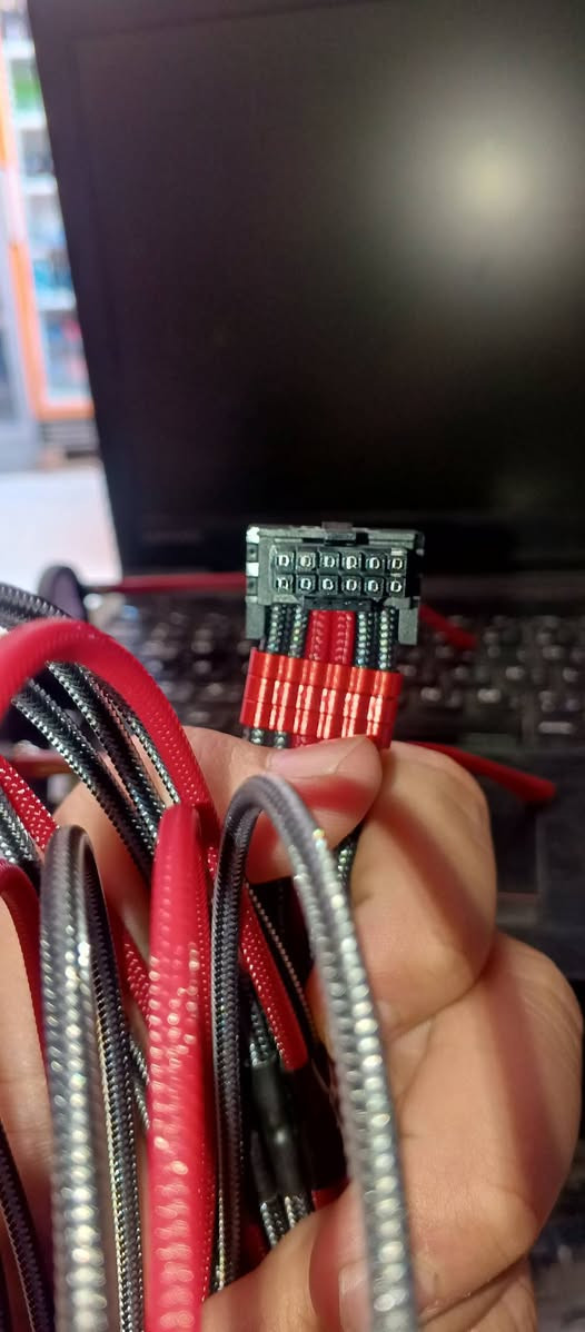للبيع كابل كيبل مود (CableMod) الأصلي الاحترافي الخاص بتغذية كروت الشاشة الحديثة، نظيف جداً وبحالة ممتازة!
​✨ المواصفات والتفاصيل:
​النوع: CableMod 12V-2x6 / 12VHPWR (16-Pin / 12+4) بزاوية 90 درجة (تسليك مرتب وأمان عالي لمنع الانحناء والحرارة).
​التوصيل: تحويل من 16-Pin إلى 4x 8-Pin PCIe.
​الشكل: كابل مفصل قماش (Sleeved) باللونين الأحمر والرمادي الجذاب لترتيب الكيس والـ Cable Management.
​الحالة: نظيف جداً وتعمل كامل المنظومة بكفاءة ممتازة.
​💰 السعر: 20,000 دينار عراقي فقط (سعر الجديد منه يتجاوز الـ 50 ألف دينار).

 يتوفر توصيل ***********

