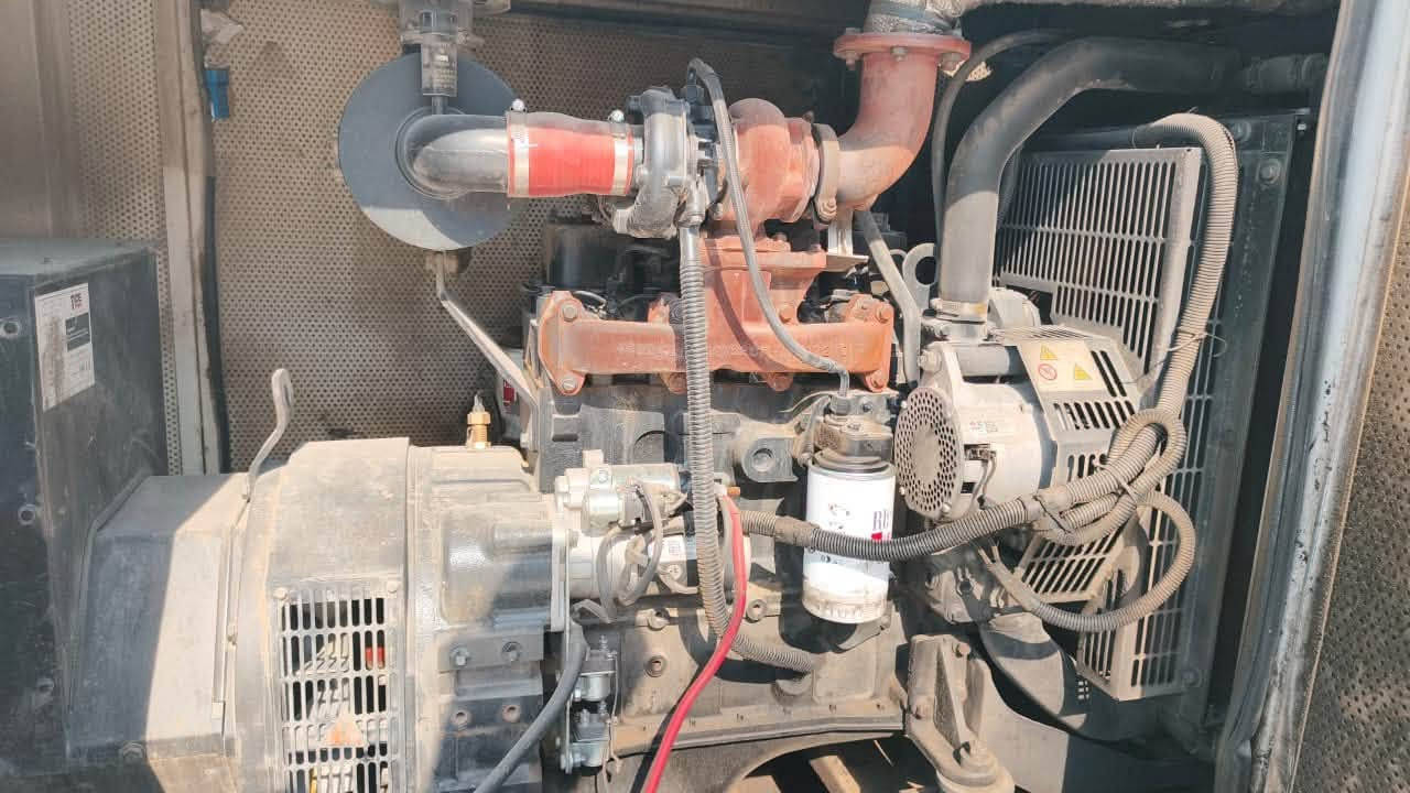 مولد كمنز 60kv كاتم نظيفة مامفتوح بيها برغي  صيانتها كل 120 ساعه ابدل دهن وفلاتر 
مشتغله 5555 ساعه 
كاز اديرلها من المحطة يعني مو منتوج لو مضروب 

رايدها 7 ملايين وياها تانكي كاز الف لتر 
مكاني دورة ابو طياره 
***********
