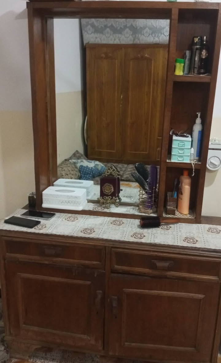 عندي غراض للبيغ كونتر و مكتبه و مرشحه و تلفزون و ميز مال التلفزيون التواصل خاص او عل الرقم ***********

