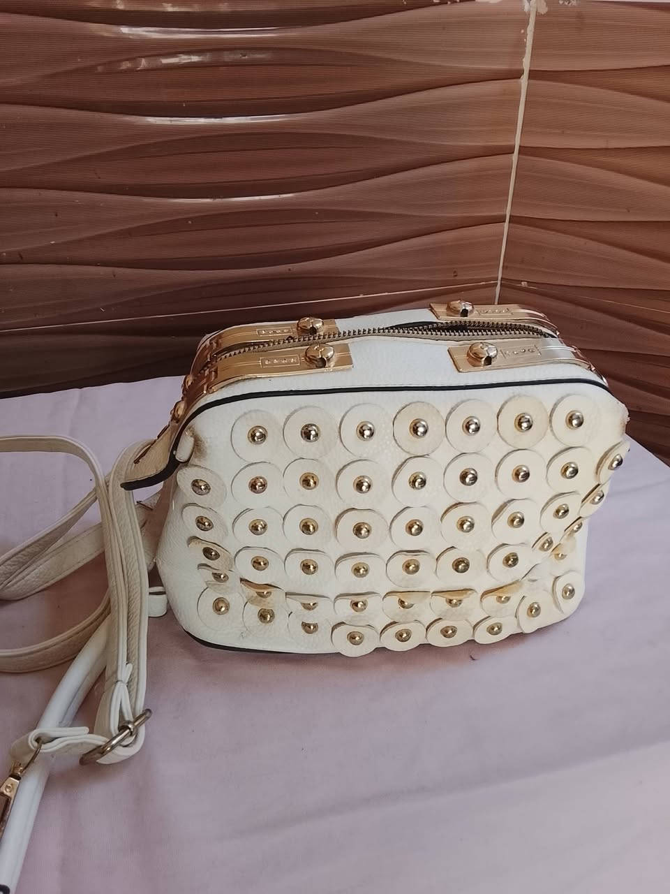 حاجه ماركه ونضيفه أي قطعه علئ 2000دينار عنوان حي الجامعه ***********
