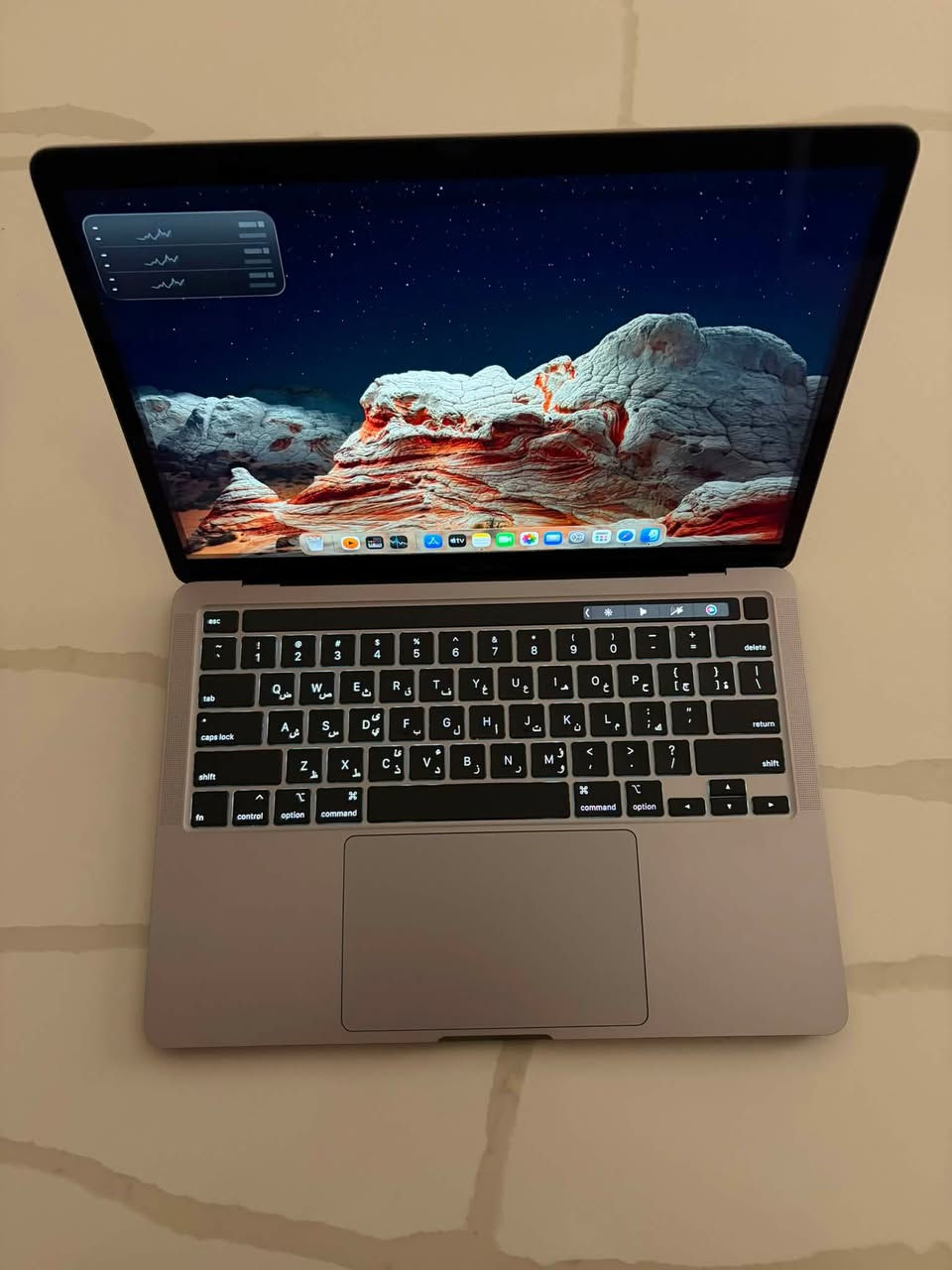 🔥 للبيع: ماك بوك برو (MacBook Pro) بحالة ممتازة ونظيفة جداً 🔥
المواصفات 
 المعالج: Intel Core i5 رباعي النواة بسرعة 2.0 GHz
 الذاكرة العشوائية (RAM): 16 GB LPDDR4X (سرعة 3733 MHz)
 كرت الشاشة: Intel Iris Plus Graphics 1536 MB
 التخزين: SSD بسعة 500 GB (المتاح منها حوالي 467 GB)
 الشاشة: شاشة Retina مدمجة بمقاس 13.3 بوصة 
 لوحة المفاتيح: كيبورد إنجليزي/عربي مع شريط Touch Bar وبصمة Touch ID
حالة البطارية والجهاز:
 عدد دورات البطارية (Cycle Count): 366 دورة فقط
 حالة البطارية: عادية (Normal) وتعمل بكفاءة ممتازة
 الحالة العامة: الجهاز نظيف جداً وخالٍ من الخدوش أو الصدمات، واستخدام راقٍ وحذر (كما هو موضح بالصور).
الملحقات:
 [كفر حمايه مات و الشاحن الأصلي]
السعر المطلوب: 650 الف 
مكان المعاينة/التسليم: [ بغداد حي الجامعه ]
للتواصل: [***********]
مراوس ب m3 او m4
