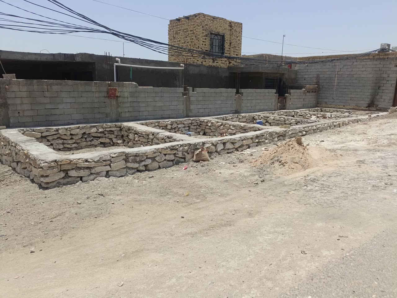 قطعه على شارع مال الساده السيد جابر يم العلوه مال المخضر محلات ٥ محلات للبيع محل الواحد ٥ في ٤ لي ستفسار ***********

