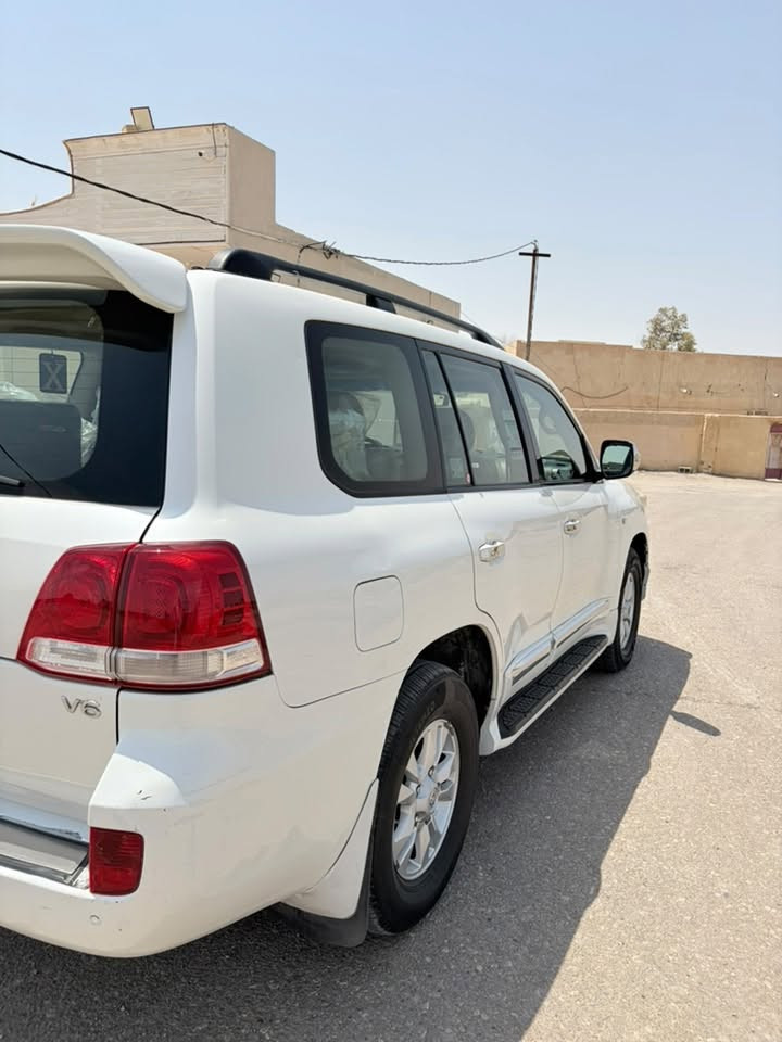 لاندكروز 2010 رقم مميز ماشيه 180 حقيقي سياره جاهزه ما ناقصها شي صبغ فقط ربع الباب  بدون فتح السونار مرفوق مع الصور ***********
