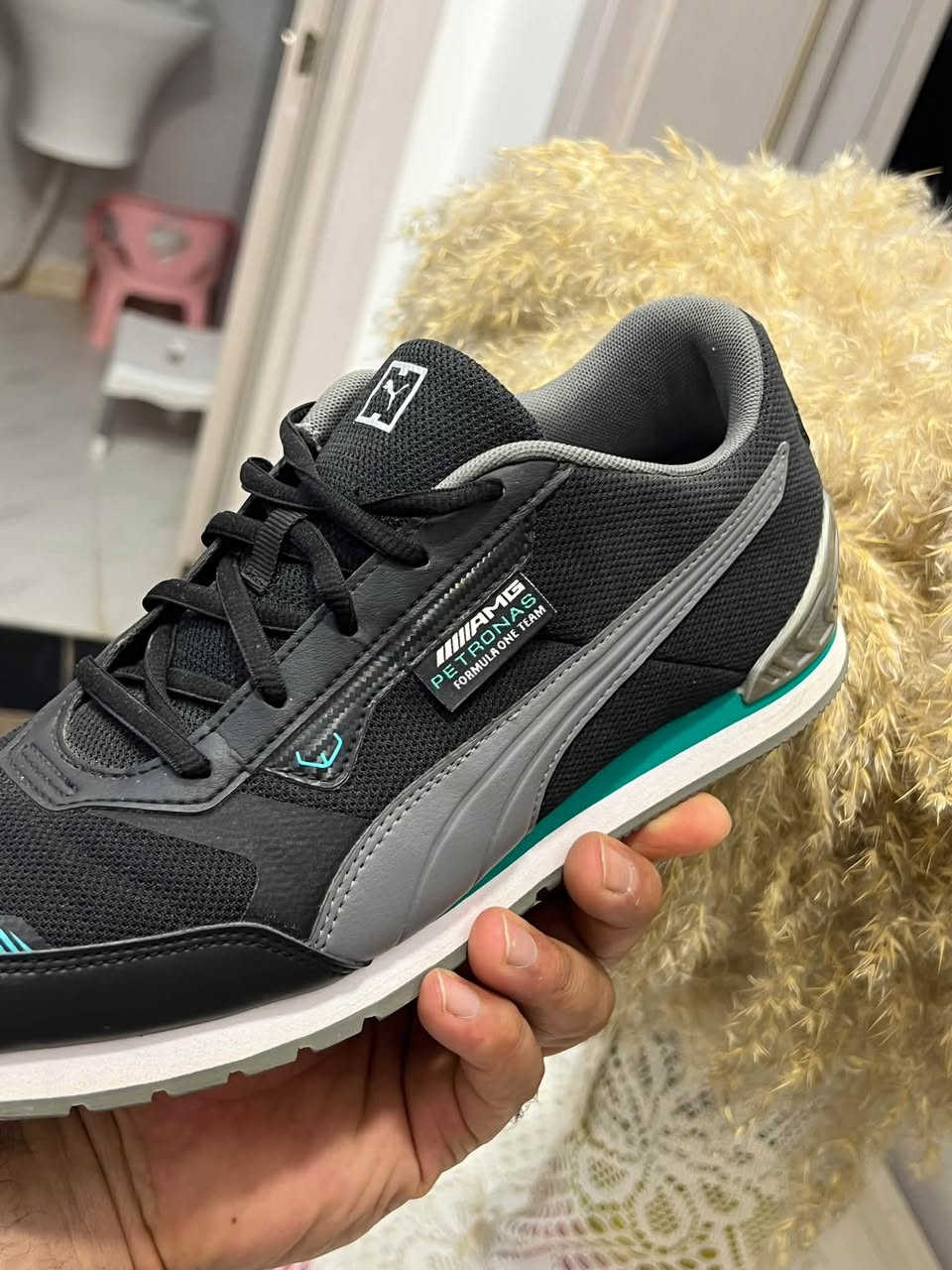 هذا الحذاء هو Puma Mercedes-AMG
بوما مارسيدس قياس 42 نضافته ١٠٠ ٪ ما مستخدم وقطعه نادره جداً تتحصل سعر 250 الف قفل 
***********
