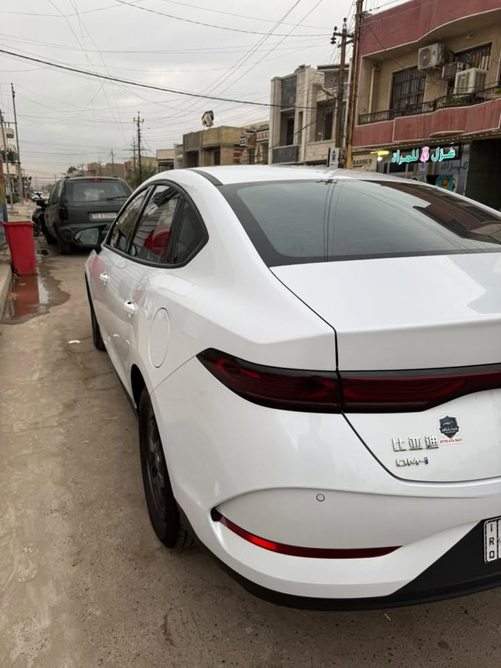 السلام عليكم اخوان BYD كن بلاص مديل 2025 مكفولة من البارد والرصعات والصبغ والتبديل سيارة جديدة وماشية 2400 باسمي تحويل ثاني يوم والسيارة مصروف عليهة مغلفة الارضية جلد والكشنات مغلفات جلد اصلي ومغلفة البيبان من الداخل وجلاتين للفرس والتجوة والكير وفرشة دشبول ومشي حقيقي وسعرهة قفل قفل 21 مليون الاتصال *********** مكان السيارة الشعب
