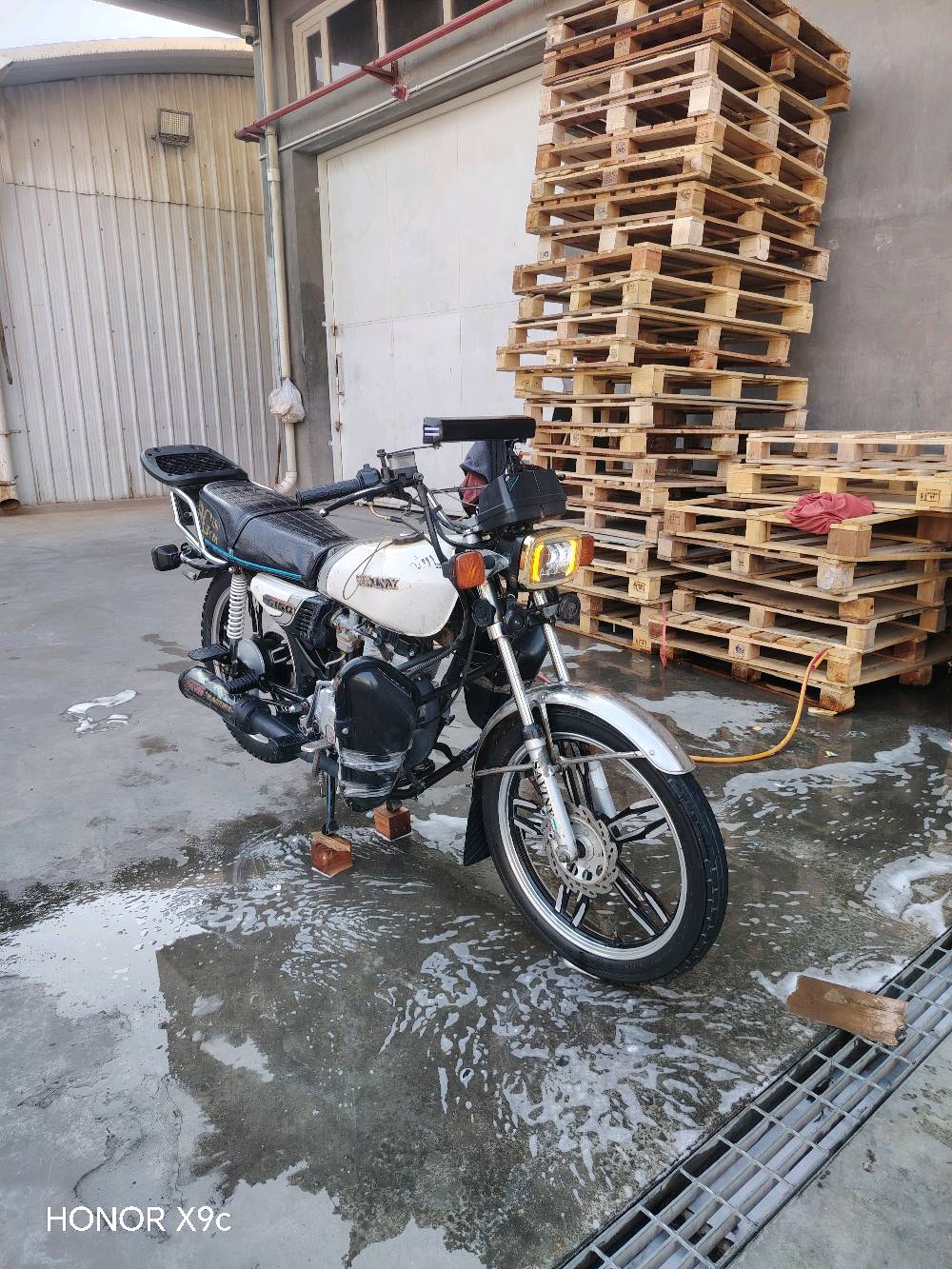 550 ( السعر خمسمية وخمسين)
دراجة للبيع بيها نقوصات المحرك يحتاج كلچات
التاير الأمامي يحتاجلة دسك والاشاير شغالة يحتاجها دكم تحكم يسر ويمنة
