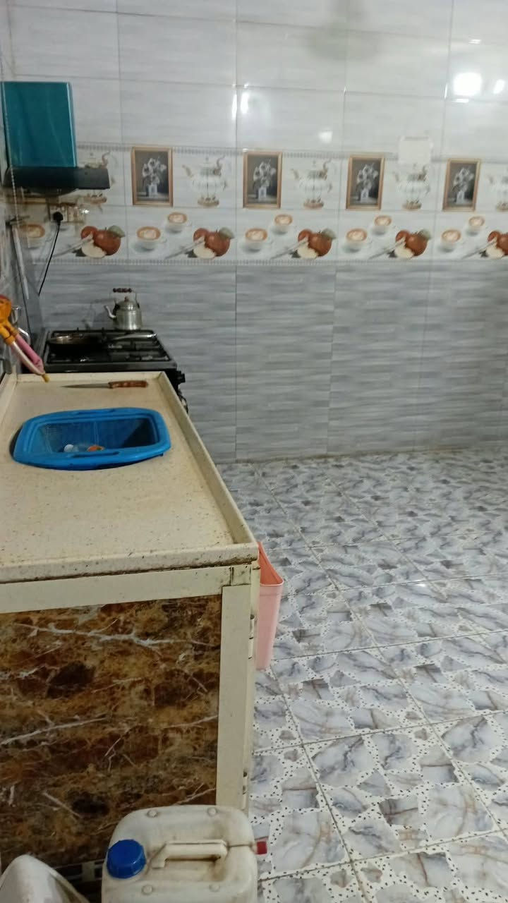 بسم لله الرحمن الرحيم 

بيت للبيع مع الاثاث مساحة 200 متر البناء طابوك في منطقة حي البتول الزراعي شارع شمر البيت كامل وخير من الله.  الاتصال على هذا ***********  وبي وات
