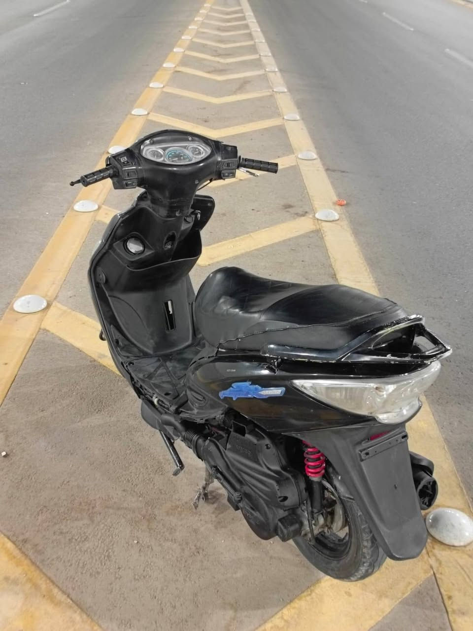 سلام عليكم للبيع كامكو جي 4 خير من الله كلشي ما بيه بس باتري مالته ضعيف يرادله واحد جديد المكينه مالت حاويه ما ملعوب بيه ضفيره و كهربائيات كله جديد مكينه ناعمه تخبل والدراجه نضيفه مكاني نجف شارع المطار نهايه شارع الشفلات 
السعر 500 وبيه مجال للشراي 
رقمي واتساب و خط *********** موجود دائماً
