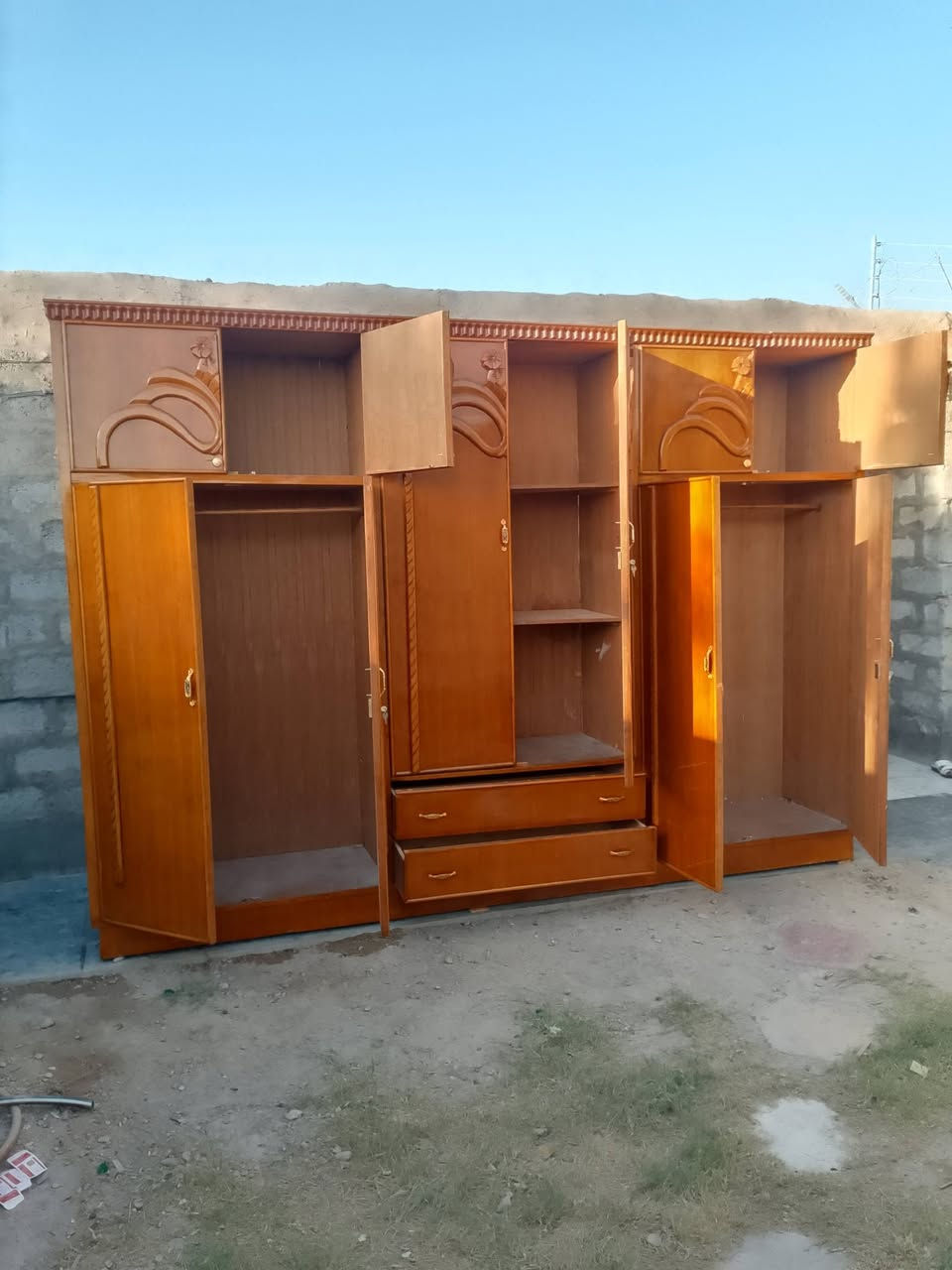 سلام عليكم للبيع كنتور صاج داخل وخارج نضيف صبغ وتلميع وقفاله جديد سعر 250 وبي مجال مكان بغداد قرب سبع لبور منطقه شيخ عامر

