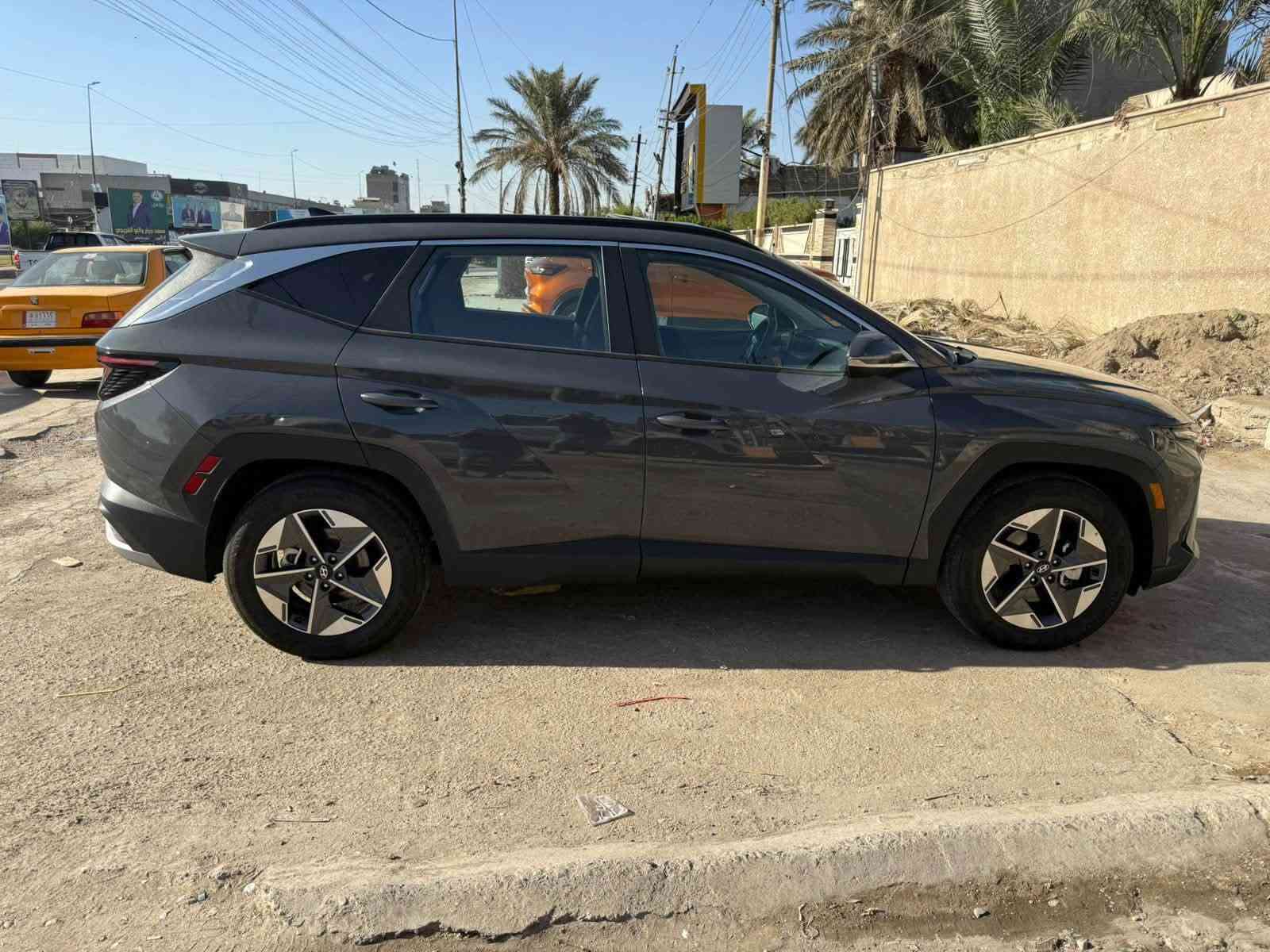 ﷽
للبيع فقط…
هونداي توسان 
الموديل : 2025
الون : رصاصي سموك
العداد : 20000 ميل السياره بحالة الزيرو  

الضرر : واضح بلصور المرفقه بلمنشور 

المو اصفات :-
1.سلايت 
2.بصمه ابواب
3.تشتغل عن بعد 
4.رادار امامي 
5.رادار خلفي 
6.رادار جانبي
7.نقاط عمياء
8.قياده ذاتيه
9.مثبت سرعه 
10.تحكمات كامله ستيرن
11.شاشه كبيره متصله كامله 
12.كامره خلفية دواره
13.نظام تشتغل وايقاف المحرك لتقليل صرف بانزين .
14.كراسي امامي تدفئه 
15.كرسي السائق كهرباء 
16.كشنات جلد
17.جنطه كهرباء مع حساس قدم
18.وقوف تلقائي امامي وخلفي لمنع التصادم 
وبعد بيها مواصفات واضحه بلصور 

تفاصيل المحرك…
 • المحرك: 4 أسطوانات سعة 2.5 لتر.
 • القوة: 187 حصانًا.
 • عزم الدوران: 246 نيوتن متر.
 • ناقل الحركة: أوتوماتيكي ٨  
 • نظام التحكم في الانزلاق
 • نظام دعم المكابح
 . نظام نزول المنحدرات 
 السعر 20000$
(200) ورقه 
للاستفسار اكثر يرجا الاتصال بلارقام 
***********

