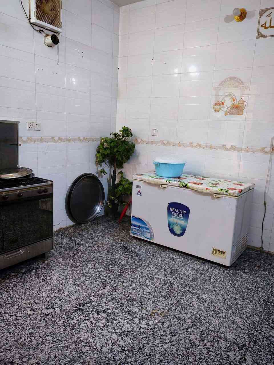بيت مساحته 200متر طابقين بناء طابوك صب طابو زراعي سند25
العنوان ورديه شارع 30 الخدمي الذي يربط بين الحولي والسكه كل الطرق  توصل اله وطريق اخر نزله سعد بيجو عبر السكه هواي طرق اله  بيت فول
يتكون من غرفه كلدور صاله مطبخ مجمع صحيات داخلي وخارجي مع كراج وحديقه وفوك ثلاث غرف وكلدور 
مكتب وعقارات الوارث
***********
