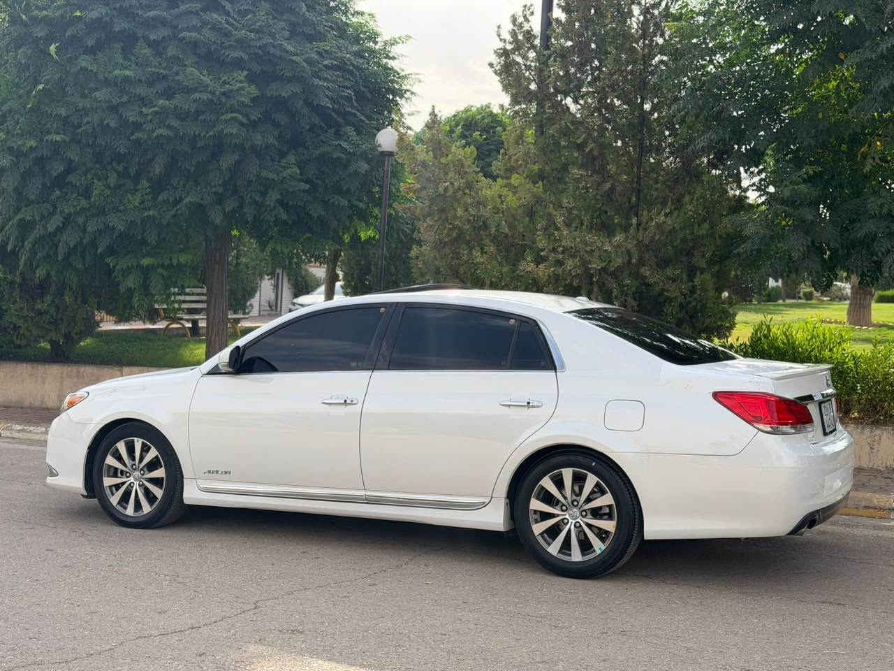 تویوتا ئە ڤەلۆن مۆدیل ٢٠١٢ قەباخ رەش KM 150,000 رۆشتووە و زۆر زۆر بە جوانی ماوەتەوە سەیارەکە ماسەفاتی خلیجیە سەیارەکە و لیمیتدە فوول فوول مواسەفاتە و ٤ تایەی لۆکی لە ژیرە و هە موو شتیکی بەشەرت و سەنەوی و رەقەم تازەیە و تازە کتابی جام رەشی بۆ کراوە  بە شەرتی گیرو مەکینە مەزبووتە و تەنها ٢ پەلە ساردی هە یە و ١ پەلە کارت هە یە و هیچی تری نییە سعری سەیارەکە ١٨٨$ گەلا و مەعامەلەیە و بۆ زانیاری زیاتر *********** السليمانية, العراق
