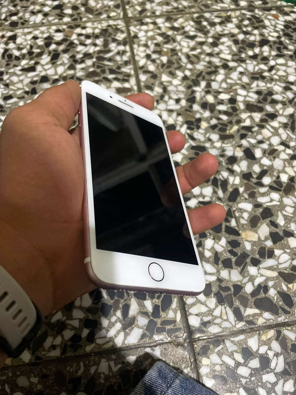سلام عليكم
ايفون سفن للبيع 

ذاكره 32 

مبدل بطاريه فقط بطاريته 100 جهاز كله شغال بصمه صوت كله شغال 

سعره ٨٠ وبي مجال 

مكان كوت فلاحيه 

للتواصل *********** واتس او اتصال
