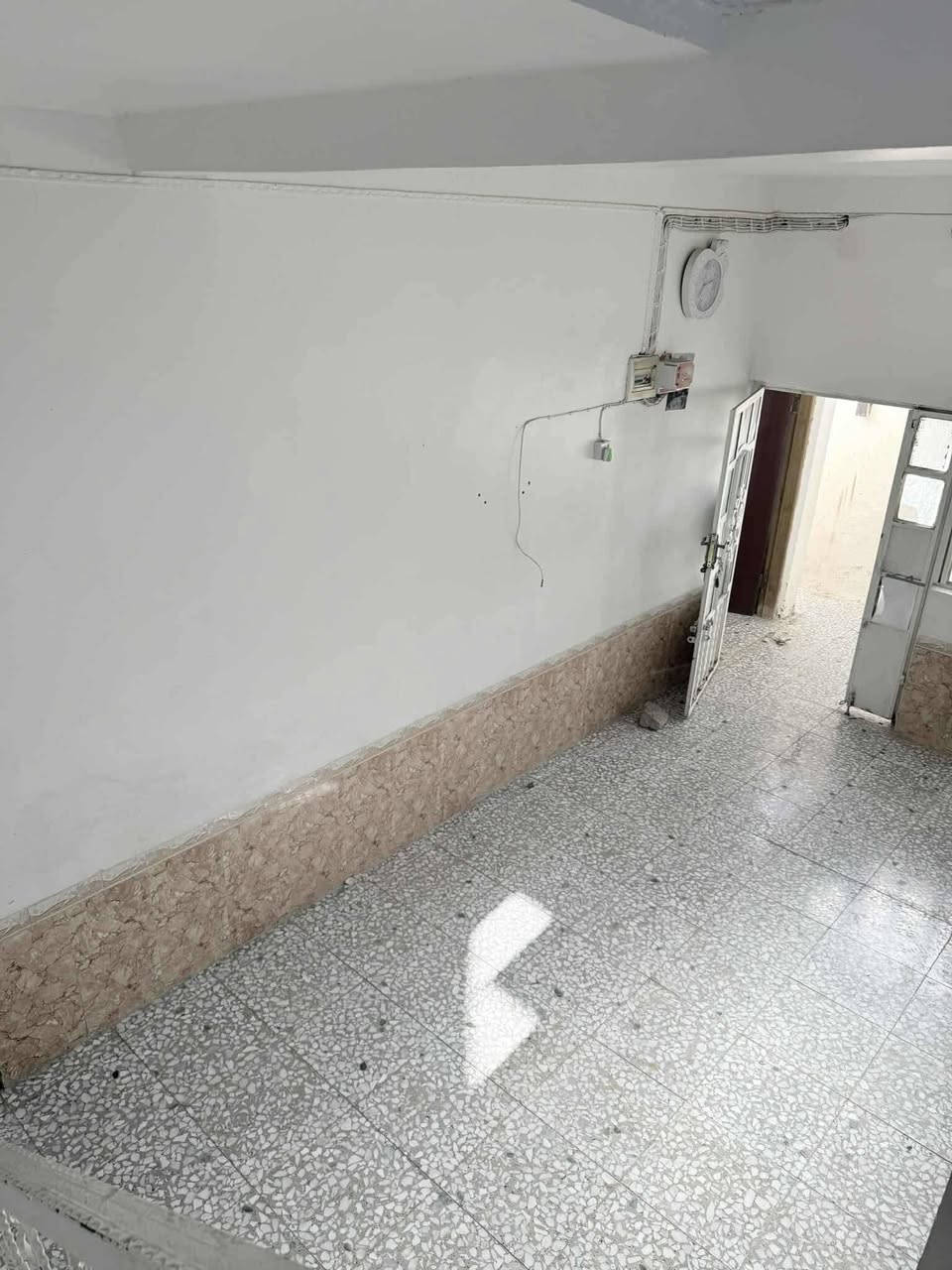🏠 بيع مستعجل – بيت طابقين في الديوانية  الشافعية ــ  ثانوية ابن الهيثم
المساحة: 120 م واجهه ١٢ م
 الملكية: طابو صرف

🏡 مواصفات البيت:

🔹 الطابق الأول: غرفة + صالة + مطبخ + استقبال + حمام داخلي + صحيات
🔹 الطابق الثاني: غرفة + صالة + سطح
 البناء طابوق البيت نظيف وجاهز للسكن – أرضية جديدة بالكامل

 السعر: 60 مليون قابل للتفاوض . 
📍 الموقع: الديوانية – الشافعية – قرب ثانوية ابن الهيثم

📞 للاستفسار: ***********
       مكتب عقارات أرض الرصين
