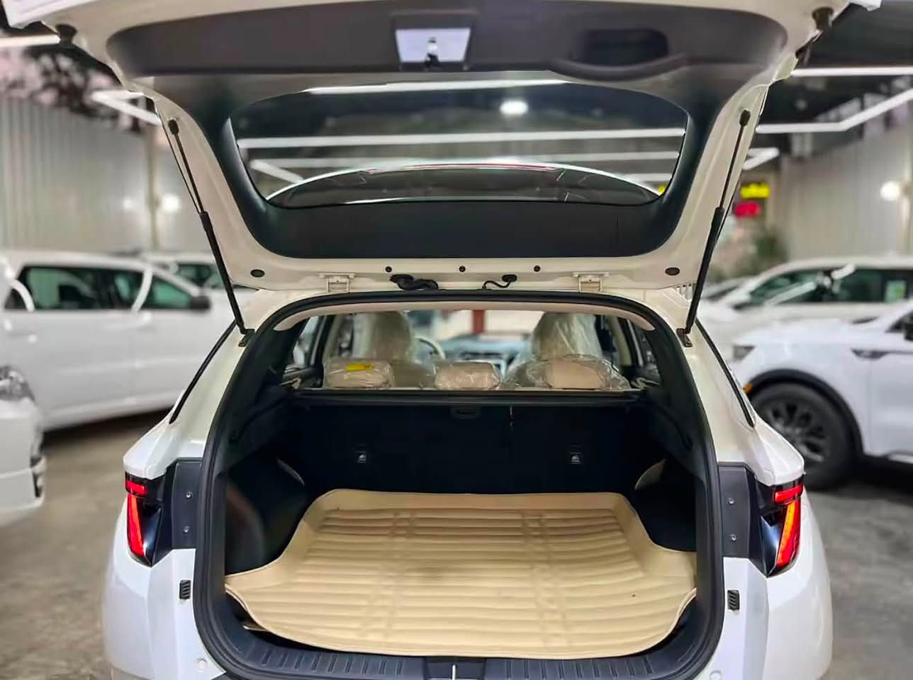 السلام عليكم ورحمة الله وبركاتة
🚗 هيونداي توسان 2024 – فول مواصفات بحالة الوكالة!
✨ العرض:
 الموديل: 2024
 المسافة المقطوعة: 19,000 كم فقط
 الضمان: ضمان شركة الشركة الأولى
 الحالة: مكفولة من البارد والصبغ والتبديل (شرط الفحص)
 الرقم: رقم بغداد 
🌟 المواصفات (فول للأخير):
 تشغيل عن بعد + تحكم بالجام (صعود ونزول) عن طريق البصمة 🔑
 بصمة تشغيل وأبواب
 سقف بانوراما
داخل ابيض 
كشنات كهرباء
شاحن واير ليس
شاشة تدعم apple car play
 شاشة عرض لمس + لوحة تبريد لمس
 ديكورات تاج بيانو
 هاند بريك بصمة (كهربائي)
📞 للتواصل والاستفسار: ***********
