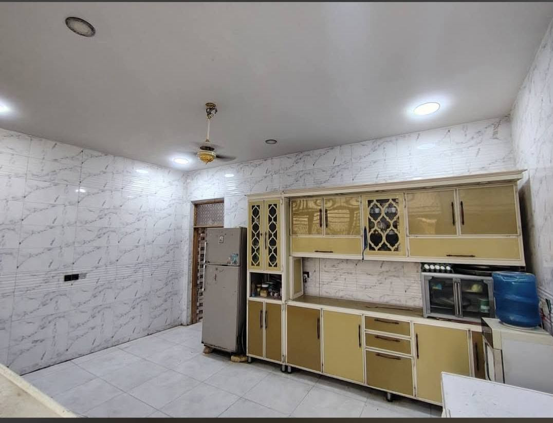 سلام عليكم بيت البيع مساحه 200 متر في شارع زرزور بيت كامل قرب المدرسه وسعر تصل ع رقم ***********
