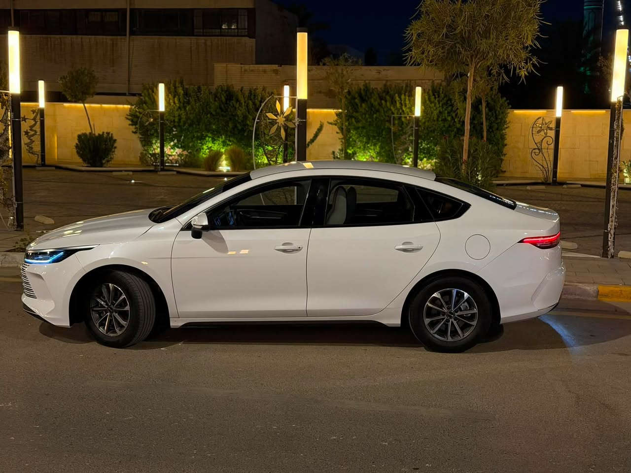 السلام عليكم 
للبيع byd دستروير 2025
كفاله لا صبغ لا تبديل لا حار لا بارد
عدا شخط ورصعه بسيطات صغار
ماشيه 29 الف جديده بمعنى الكلمه مابيها نقص برغي
رقم بغداد جديد هزه وسنويه جديده تحويل مباشر
مكاني بغداد الغزاليه او حي الجامعه
السعر 18،750 - 18 مليون و 750 الف وبي مجال للشراي 
للاستفسار  هـ - ***********
