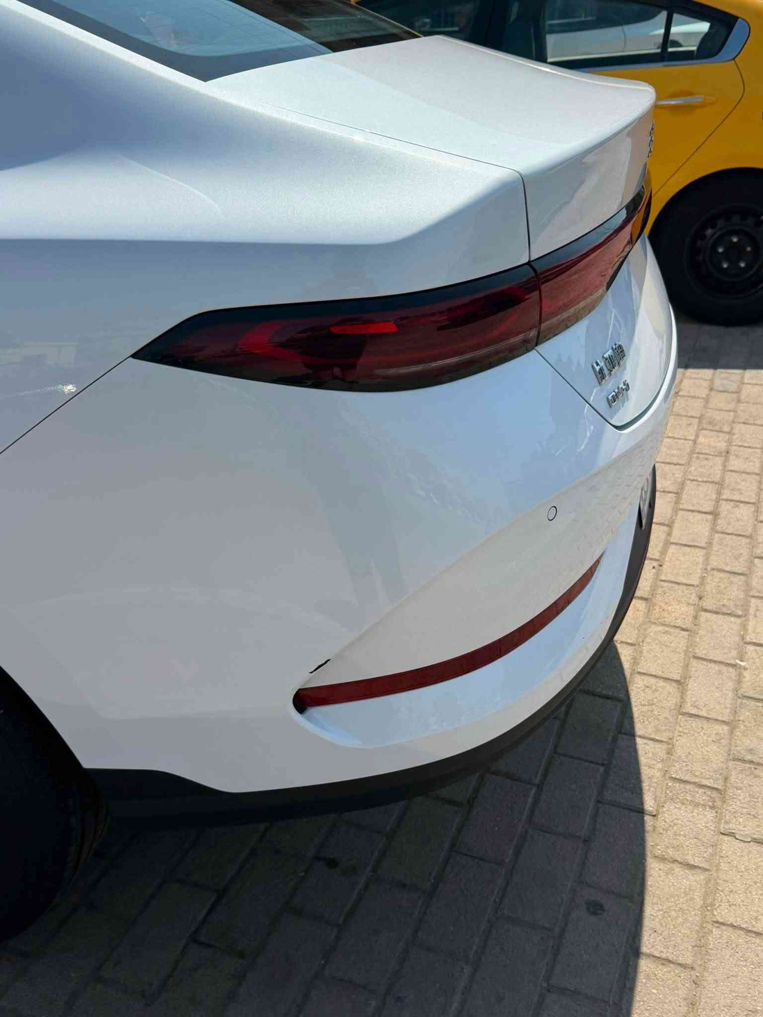 السلام عليكم
Byd كن بلاص داخل زيتوني 
الموصفات العادية 
ماشية 9 الاف. وقابل للزيادة 
مرقمه بغداد 
كاعيات 
شاحنه اساور اصلية 16 امبير 10 متر بيها ضمان سنتين 
السيارة حالتها نضيفة جدا بيها زلغ نص اصبع موضح بصوره
مكفوله من كلشي 
سعر 19.600دينار 
بيها مجال بسيط جدا حك الجية 
رقم التليفون *********** 
تواجد السيارة بغداد
