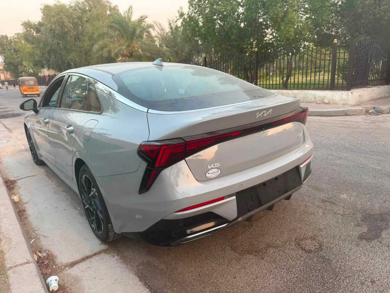 🚘🔥 للبيع | Kia K5 GT-Line 2025 🇺🇸
⭐ GT-Line | 2.5L | ممشى 1,300 ميل فقط

📋 المواصفات الأساسية:

• موديل 2025

• فئة GT-Line

• وارد أمريكي 🇺🇸

• الممشى 1,300 ميل فقط

• اللون الخارجي إسمنتي

• داخلية جلد أسود

• بدون رقم – تترقم جميع المحافظات

🔰 المحرك والقير:

• محرك 2.5 لتر 4 سلندر تنفس طبيعي

• قوة 191 حصان

• عزم 245 نيوتن.م

• قير أوتوماتيك 8 سرعات

• نظام Drive Mode Select لاختيار أنماط القيادة

🛞 التعليق والقيادة:

• تعليق أمامي MacPherson Strut

• تعليق خلفي Multi-Link

• توجيه كهربائي

• نظام ثبات إلكتروني

• نظام مانع انغلاق الفرامل ABS

• نظام التحكم بالجر TCS

🛡️ أنظمة السلامة والمساعدة:

• كاميرا خلفية

• أنظمة مساعدة السائق من Kia Drive Wise

• تحذير التصادم الأمامي

• مكابح طوارئ أوتوماتيكية

• تحذير الخروج عن المسار

• مساعد البقاء في المسار

• مراقبة النقطة العمياء

• تنبيه حركة المرور الخلفية

🖤 المقصورة الداخلية:

• داخلية جلد أسود

• مقاعد رياضية بتصميم GT-Line

• مقود رياضي GT-Line

• شاشة عدادات رقمية

• شاشة وسطية كبيرة

• Apple CarPlay & Android Auto

• تشغيل بصمة/زر تشغيل

• دخول ذكي

• مكيف أوتوماتيك

• تحكم بالمقود

• USB-C للشحن

• بلوتوث

• شحن لاسلكي للهاتف

✨ حالة السيارة:

🔨 حادث أمامي

• مبدل بنيد أمامي + دعامية أمامية

• القطع نفس لون السيارة وبدون صبغ

• ممشى قليل جداً 1,300 ميل

🔥 K5 GT-Line 2025 — لون مميز، ممشى قليل جداً وتجهيزات رياضية راقية.

📍 متوفرة للفحص بغداد شارع فلسطين 

💰 السعر: ***********
