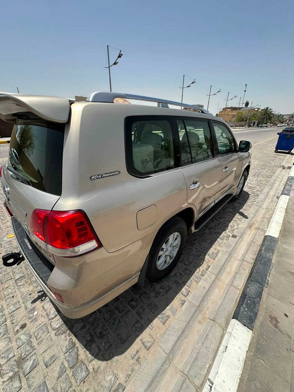السلام عليكم
لاندكروز 2009 للبيع لون ذهبي 6 سلندر بريميه ام الطفايه كفاله عامه حتى الدعاميات مكفولات عدا البنيد مرشوش كلير اثر جراد بسيط السياره ماشيه 205 الف كليو حداديه جديده طخم ثاير تبريد ثلاث مقطع ثلج السياره جديده بمعنى الكلمه واستخدام شخصي بأسمي سنويتها لل 2029 رقم بصره 

السعر المطلوب 270 ورقه او مراوس بلاندكروز احدث وانطي فرق 

للتواصل *********** مكان السياره البصره
