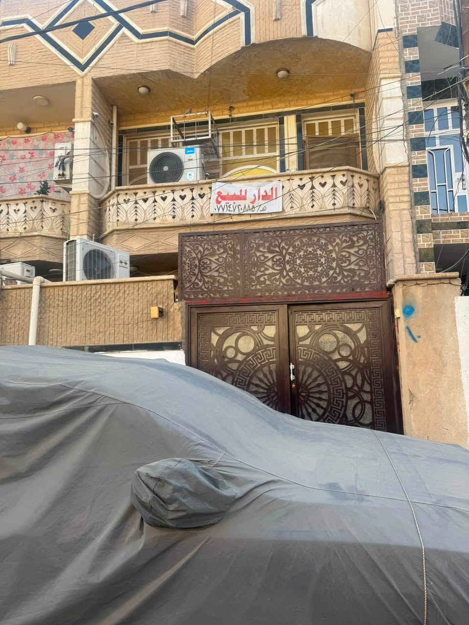 بيت 100 متر للبيع طابو صرف في منطقة البلديات حي الصحفيين طابقين نضيف واجه5 متر نزال20 يحتوي على استقبال+صاله+مطبخ حار او ترك+غرفة نوم+صحيات
الطابق الثاني غرفة نوم 5في5+صاله+صحيات+غرفة نوم 
الطابق الاخير سطح للاستفسار ***********

