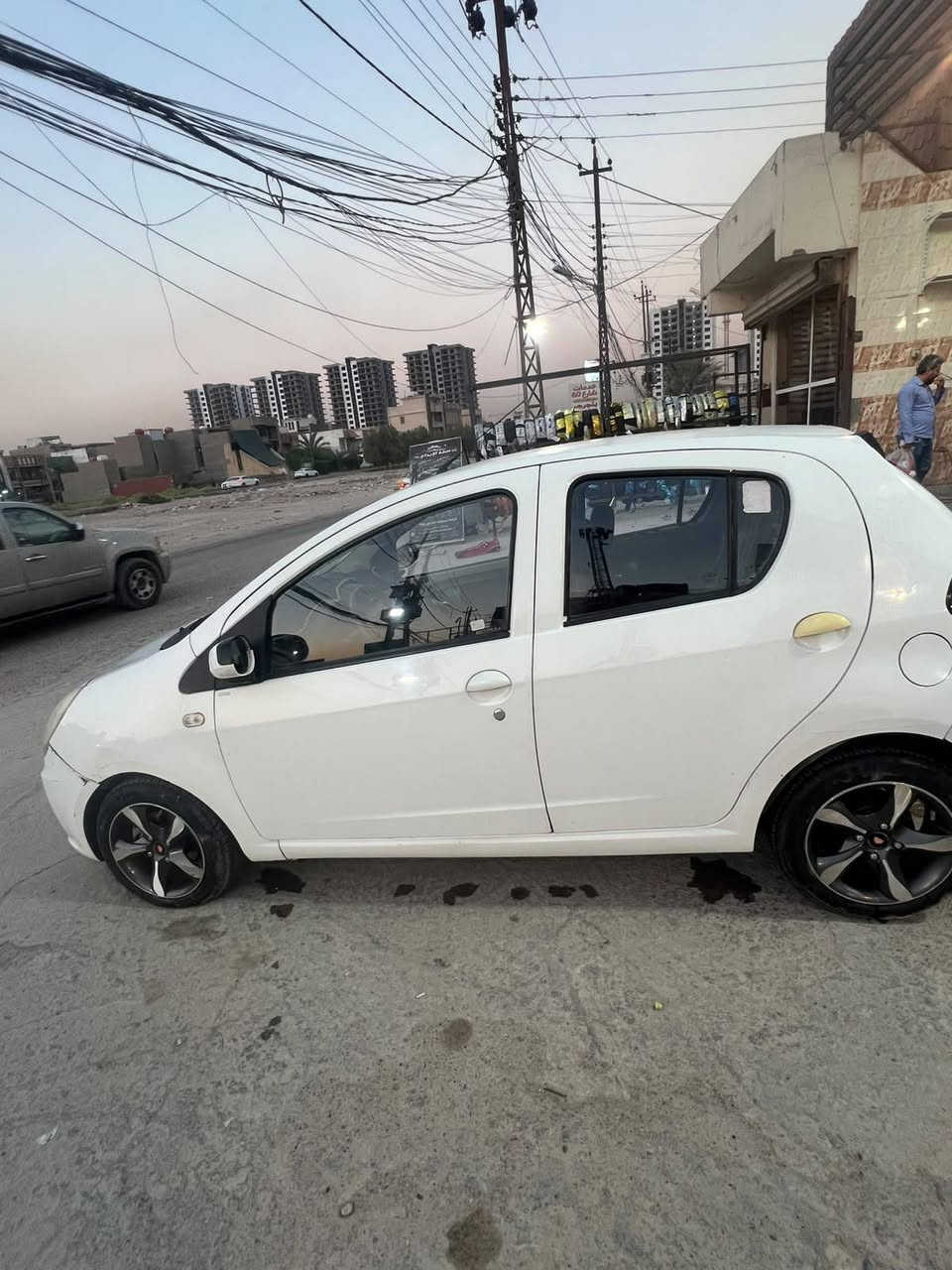 السلام عليكم 
جيلي باندا ٢٠١٢للبيع 
سيارة جديدة ومتعوب عليهة مال بيت 
مكينة جديدة 
كير جديد 
تبريد جديد 
صدر جديد 
باتري جديد 
فيت بم جديد 
سيارة مسويلهة إدامة قبل شهر 
السعر٤٨ بيهة مجال بسيط 
مكان السيارة بغداد الغزالية 
للستفسار ***********
