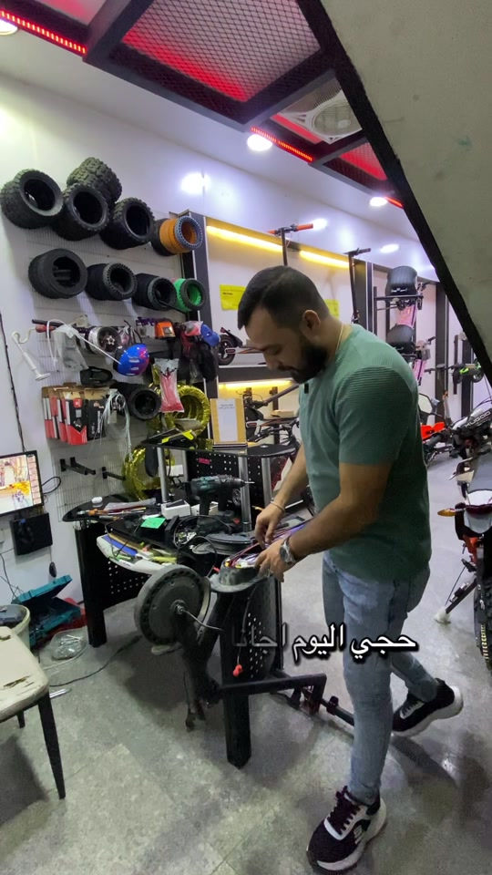 سكوتر شاهين  للتواصل واتساب ورقم الواتساب 📞  ☎️*********** الموقع 📍صليخ شارع ال600 مجاور مطعم العائلة  #سكوتر #صيانة #دراجة#العراق #بغداد 

نص مكتوب في الصور:
- حجي اليوم احانا