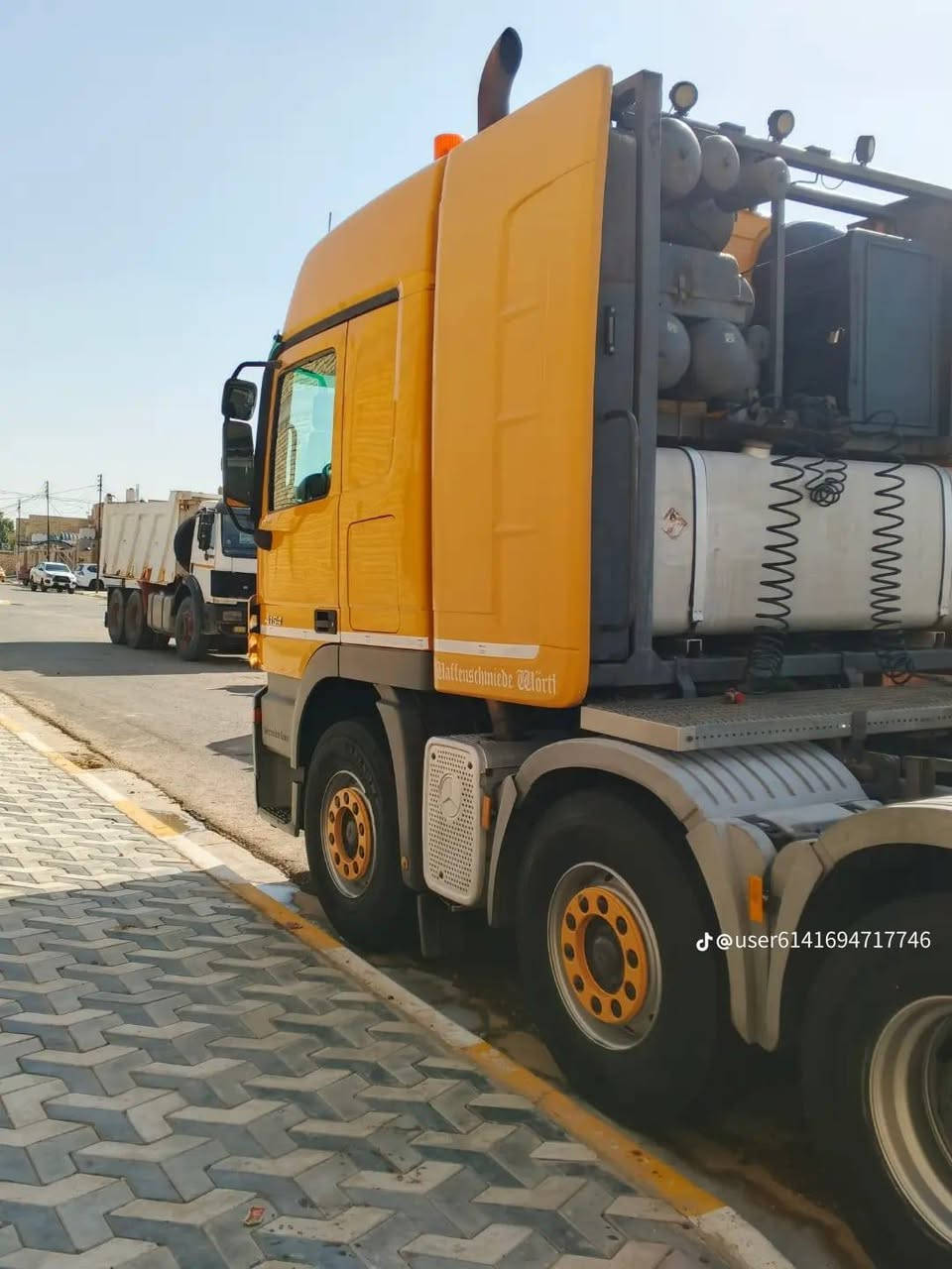 السلام عليكم للبيع اكتروز 2005 بمديلها مكينه 4154 رقم مثنى سياره جديده وهاذا رقم صاحب السياره ***********

نص مكتوب في الصور:
- @user6141694717746