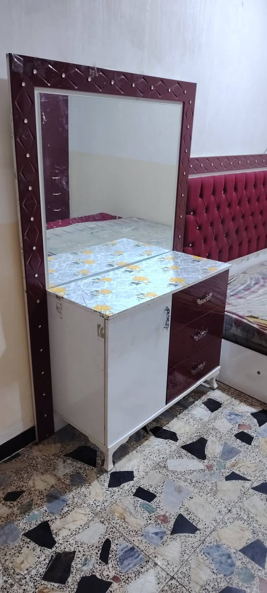 غرفه مستعمله للبيع 8 قطع مثل ماوضح بالصوره السعر 400 وبيها مجال اتصال عله هذا الرقم ***********
