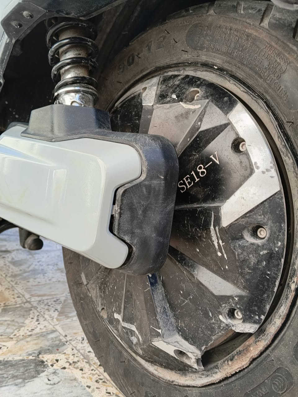 سلام عليكم 🛵 سكوتر كهربائي TAILG (ريان - RAYAN) للبيع
 النوع والماركة: TAILG (تيلج) متانة ورصانة معروفة.
 النظافة: 70% (نظيفة، كهربائيات كلها شغالة، وجاهزة للركوب مباشرة). 
الدراجه مصبوغه صبغ مرتب 
 الأداء: تمشي 75 كيلو تقريباً وبعدها تبدأ تضعف عزمها حتى تنبهك تشحنها.
 المواصفات والكهربائيات:
 شاشة رقمية (ديجيتال) تعرض السرعة ومستوى البطارية.
 لايتات أمامية LED قوية جداً + ستوب خلفي حديث وشريط إضاءة جانبي.
 كوشن عريض ومريح مع مسند ظهر خلفي للراكب.
 أرضية واسعة للأقدام مع قواعد ألمنيوم.
 السعر: مليون (وبيها مجال للشراي)
 العنوان: بغداد - الشعلة
 رقم التواصل / واتساب: ***********
