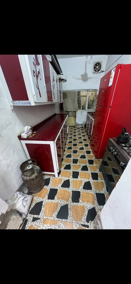دار للبيع 100 متر سند 25 بأسمي يحتوي على غرفه وصاله ومطبخ واستقبال حماامات خارجيه بناء حديث السعر 32 
خلف الملعب بكاع لفته متوفر كل الخدمات
***********
