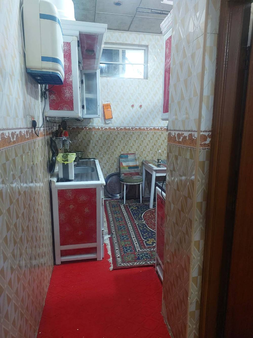 السلام عليكم ورحمة الله وبركاته. 
بيت في حي السلام خلف الشارع التجاري سلام غري مساحه 100 متر 5×20 يحتوي على غرفه + مطبخ + صحيات داخلية وخارجيه + غرفه  البناء جدا نظيف مع ارضيه مرمر تركي بيع مستعجل وبسعر مناسب جدا جدا 175 مع المجال البسيط .