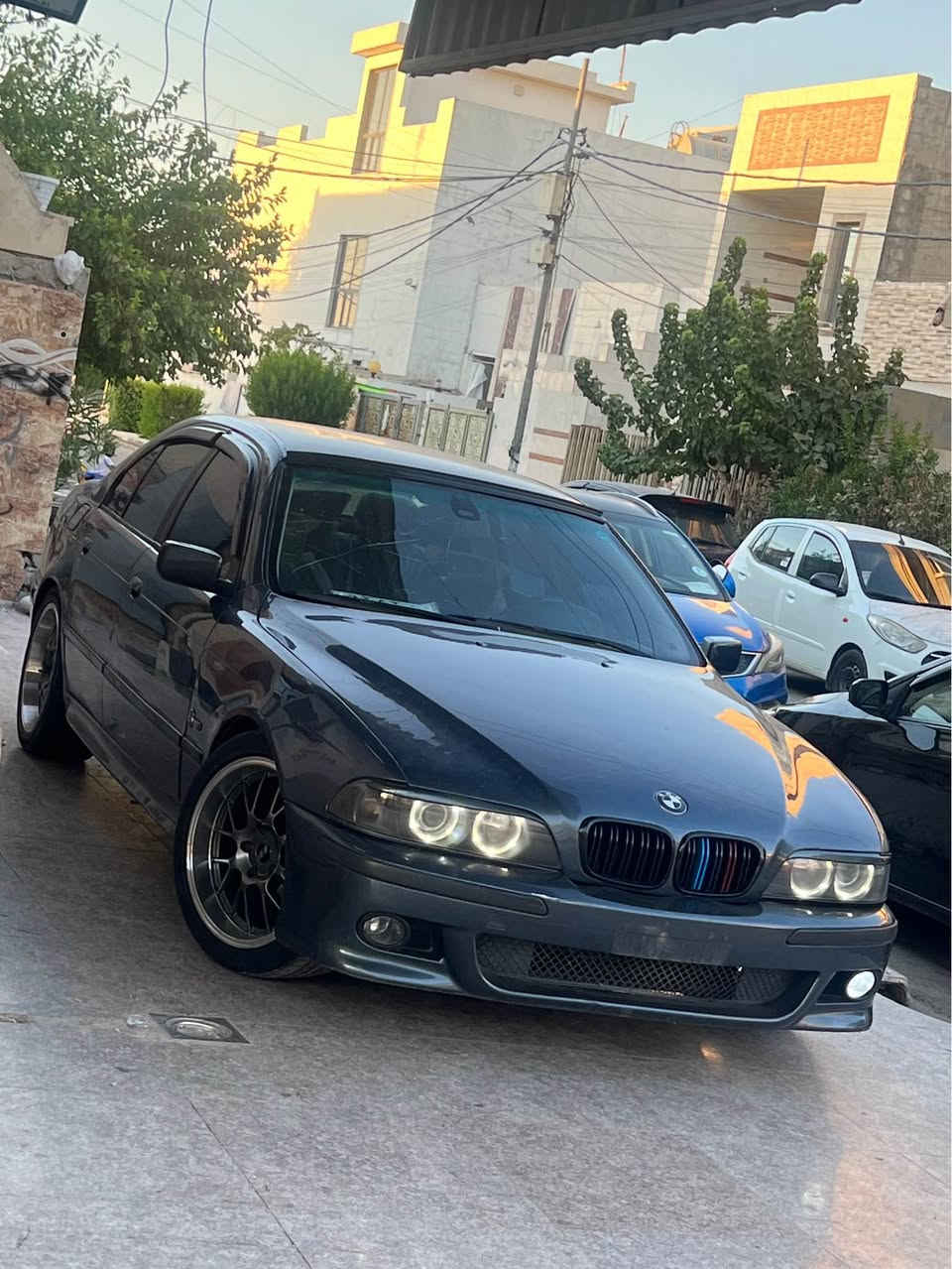 BMW E39 (1996 - Modded to 2003)
کوردی:
 مەکینە: 530 - بەشەرت
 گێڕ: دبل گێڕ (عادی و ئۆتۆماتیک) - بەشەرت
 داعم/لێدراوی: هیچ لێدراوێکی پێوە نییە (بێ لێدراوی)
 تەقە و ڕەقە: پێش و پشتی کەپسە
 کۆندیشن/تەبرید: تەبرید بەشەرت
 لایەت: لایەتی ئەڵقە (Angel Eyes)
 ویل: ویل غەزالی
 ژمارە & بەڵگەنامە: ڕەقەم هەولێر، تەحویل بەشەرت
 غەرامە: 100$ غەرامەی لەسەرە
 شوێن: هەولێر
 نرخ: 64 وەرەقە ($6,400) - مەجالێکی زۆر کەمی تێدایە
 ژمارەی پەیوەندی: ***********

العربية:
 المحرك: 530 - بشرط
 القير: دبل قير (عادي وأوتوماتيك) - بشرط
 الحوادث: بدون أي ضربة (بدون حادث)
 الشاصي/اللغد: أمامي وخلفي كبس (سليم)
 التبريد: شغال وبشرط
 الأنسة/الإضاءة: لايتات حلقات (Angel Eyes)
 الويلات: ويل غزالي
 الرقم والأوراق: رقم أربيل، تحويل بشرط
 الغرامة: عليه 100$ غرامة
 المكان: أربيل
 السعر: 64 ورقة ($6,400) - مجال بسيط جداً
 رقم الاتصال: *********** أربيل, العراق
