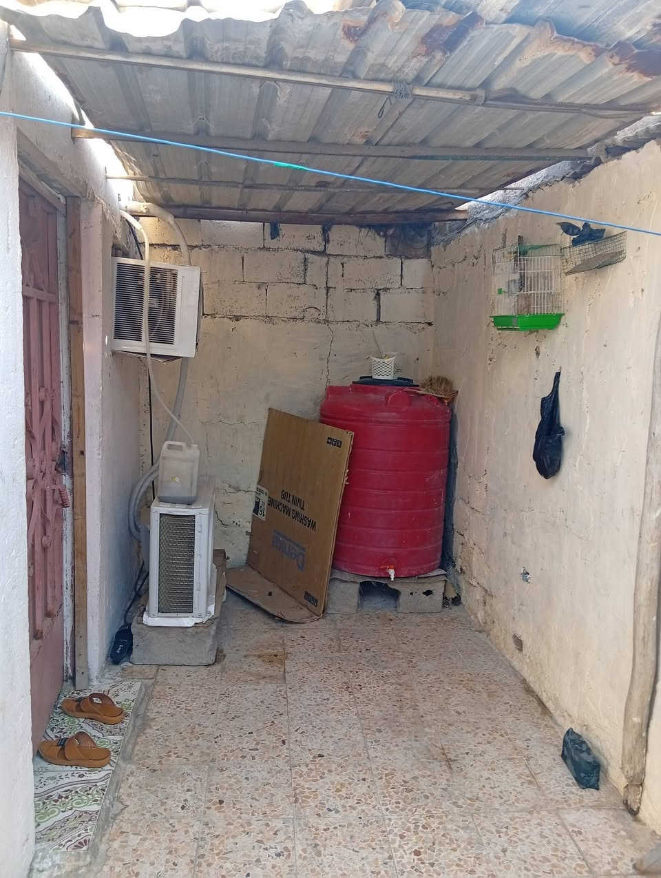 سلام عليكم بيت تجاوز البيع في البصرة القبله حي الجامعه البيت يتكون من غرفتين وصاله واستقبال ومطبخ وطارمه ومخزن خارجي وصحيات البيت يبعد ع شارع العام 20 متر سعر 18 وبي مجال الاستفسار أكثر رقم الهاتف *********** بس شراي يتصل
