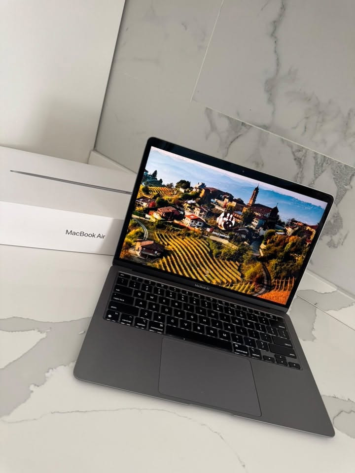 * حجم الشاشة: 13.3 إنش
* الرام: 8GB
* التخزين: 256GB SSD
* الموديل: MacBook Air 13-inch (M1 
للتواصل ***********
سعره 900 وبيه مجال
