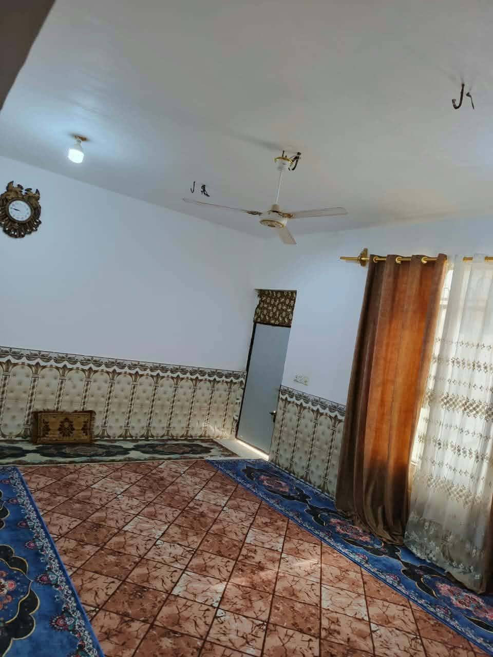 غرفه نوم • أثاث خشبي • بدون تفاصيل