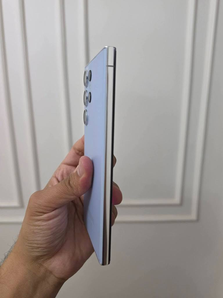 سامسونج s21 الترا نسخه 5G 
المواصفات والاسعار
سيم كارت مع شريحه الكترونيه ذاكره 128 سعر 390
دبل سيم كرت ذاكره 256 سعر 460 الف
الامتيازات
الشاشة: Dynamic AMOLED 2X قياس 6.8 بوصة،
المعالج:  Snapdragon 888
الكاميرا الخلفية: رباعية؛ رئيسية 108  ميجابكسل
الكاميرا الأمامية: 40 ميجابكسل.
البطارية: 5000 مللي أمبير، تدعم الشحن السلكي 25 واط واللاسلكي 15 واط.
بغداد زيونه ربيعي قرب مجمع البركه 
*********** بغداد, العراق
