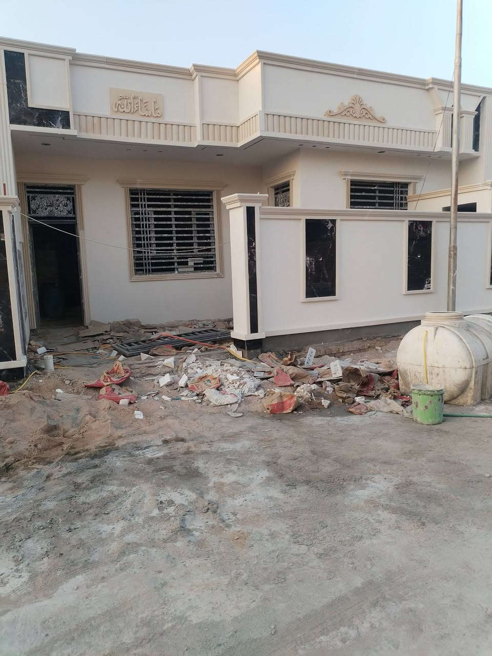 سلام عليكم بيت للبيع المساحه ١٥٠متر غرفتين نوم وصاله ومطبخ واستقبال وصحيات حي القصور  ***********
